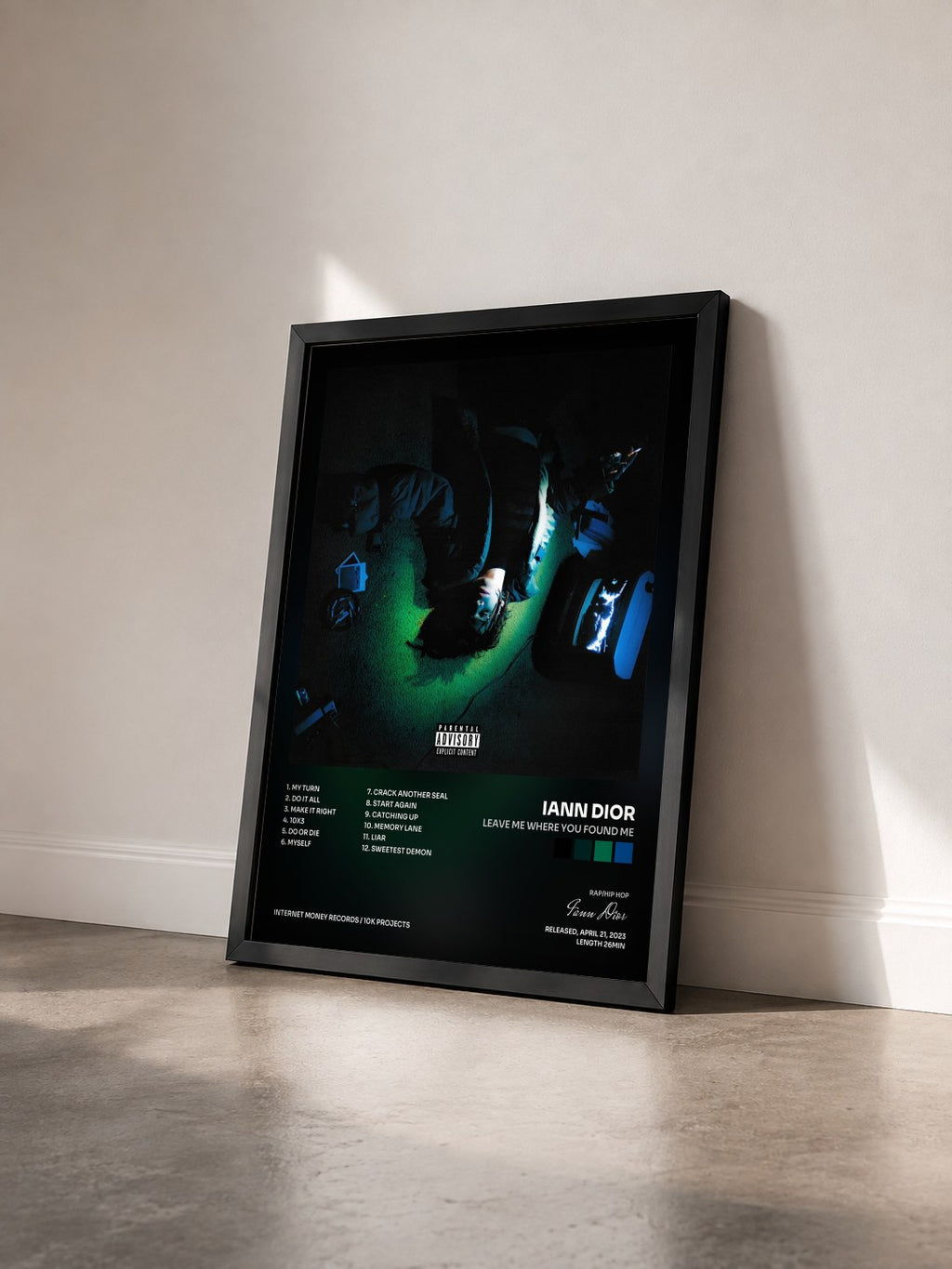 #noir Tableau de l'album leave me where you found me de Iann Dior vu de trois quarts, cadre noir