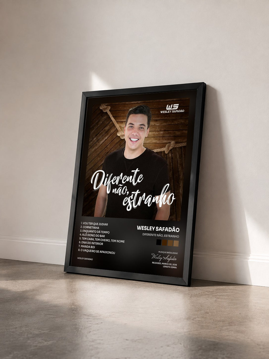 #noir Diferente Não, Estranho di Wesley Safadão in stampa incorniciata vista di tre quarti, cornice nera