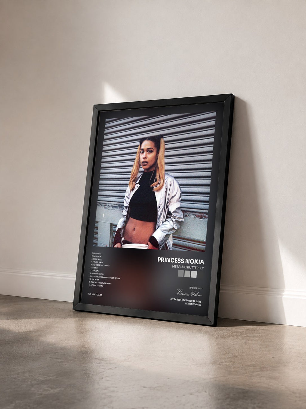 #noir Tableau de l'album Metallic Butterfly de Princess Nokia vu de trois quarts, cadre noir