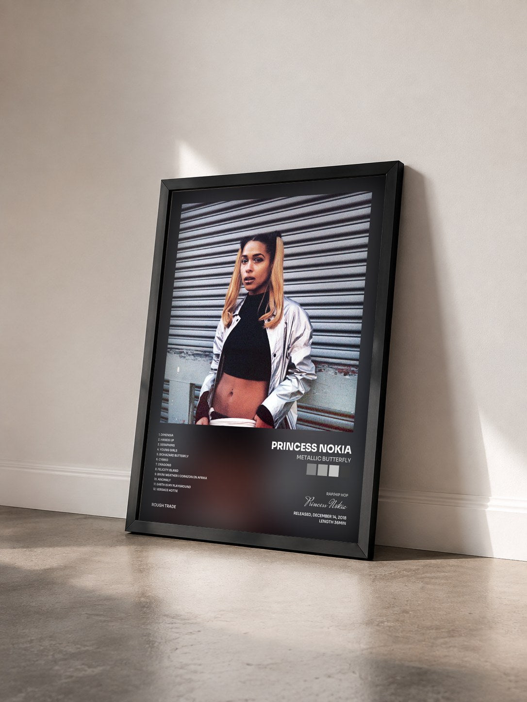 #noir Tableau de l'album Metallic Butterfly de Princess Nokia vu de trois quarts, cadre noir