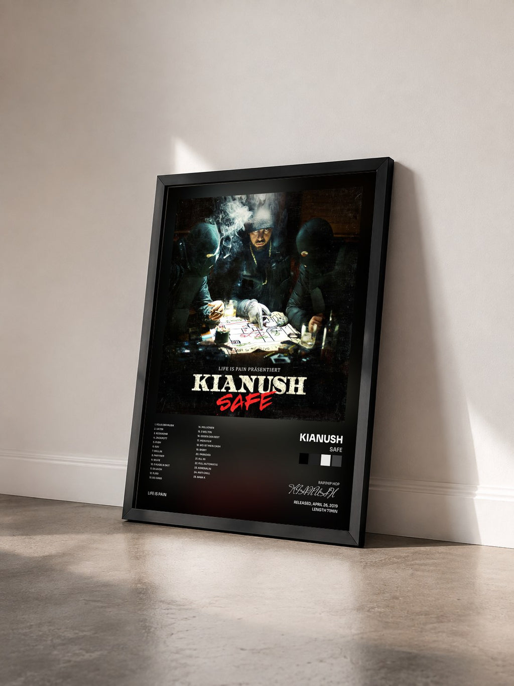 #noir Tableau de l'album Safe de KIANUSH vu de trois quarts, cadre noir
