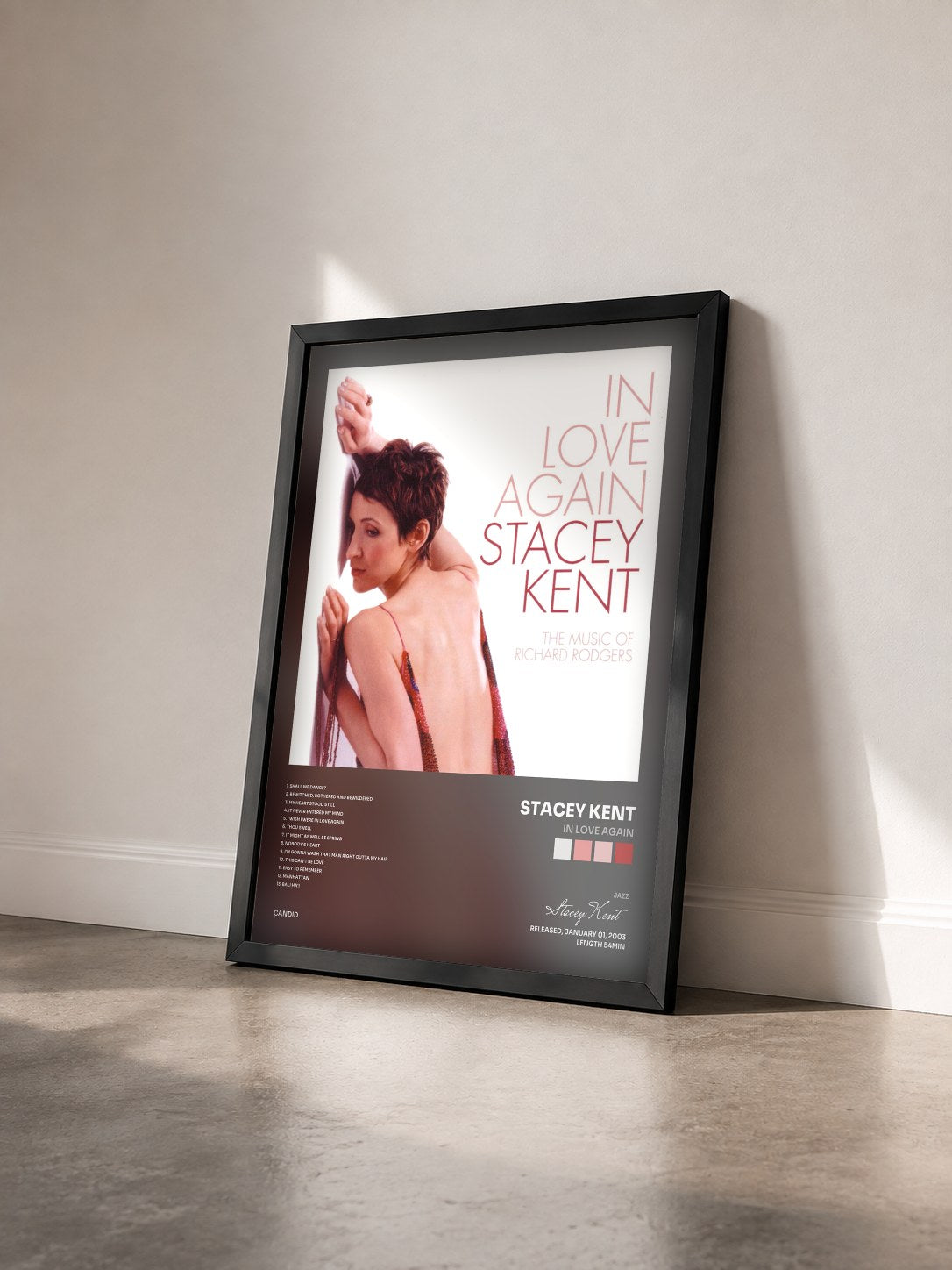 #noir Tableau de l'album In Love Again de Stacey Kent vu de trois quarts, cadre noir