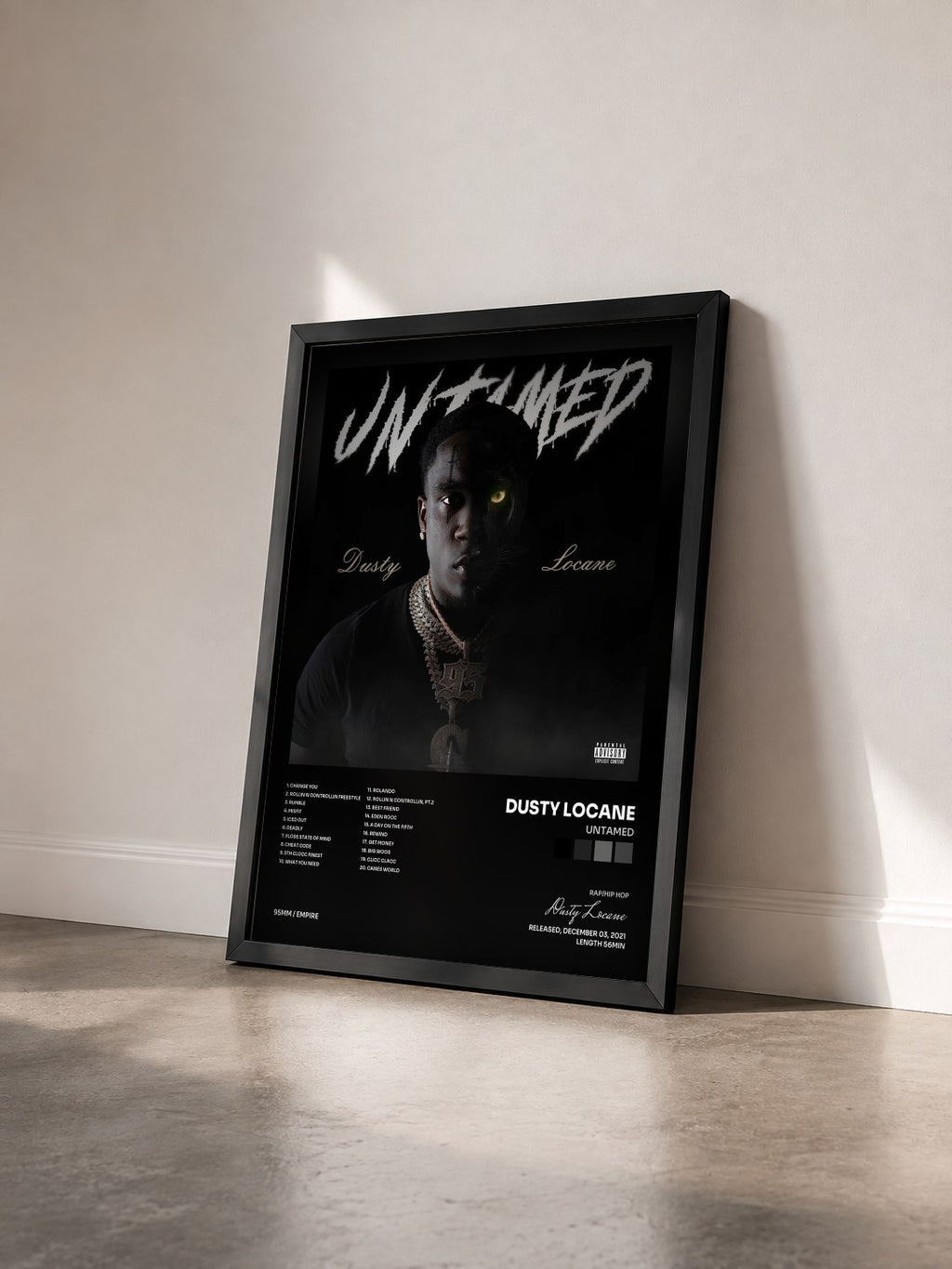 #noir Tableau de l'album UNTAMED de Dusty Locane vu de trois quarts, cadre noir