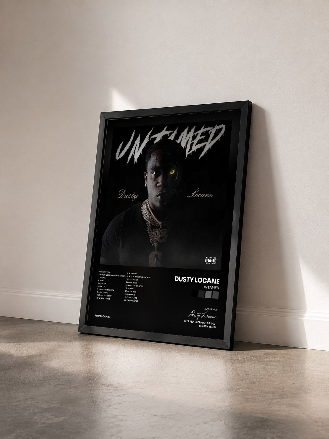 #noir Tableau de l'album UNTAMED de Dusty Locane vu de trois quarts, cadre noir
