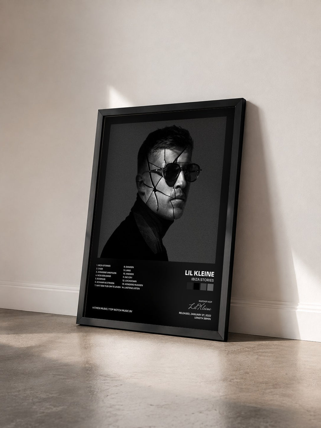 #noir Tableau de l'album Ibiza Stories de Lil Kleine vu de trois quarts, cadre noir