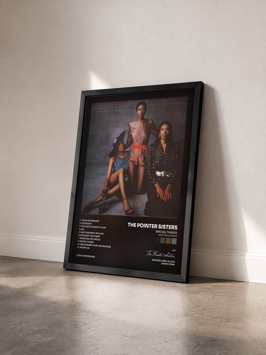 #noir Tableau de l'album Special Things (Bonus Track Version) de The Pointer Sisters vu de trois quarts, cadre noir