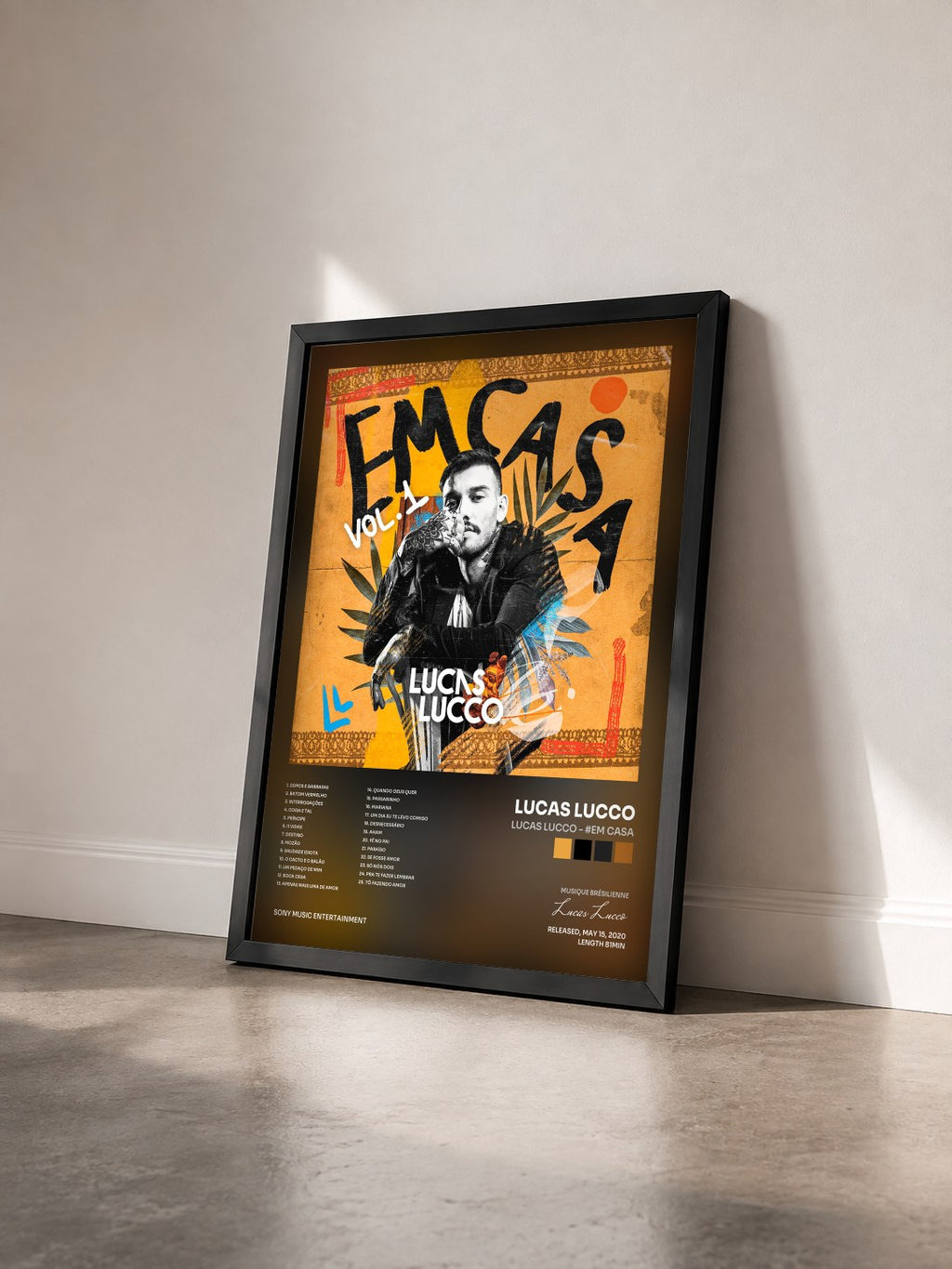 #noir Tableau de l'album Lucas Lucco - #Em Casa de Lucas Lucco vu de trois quarts, cadre noir