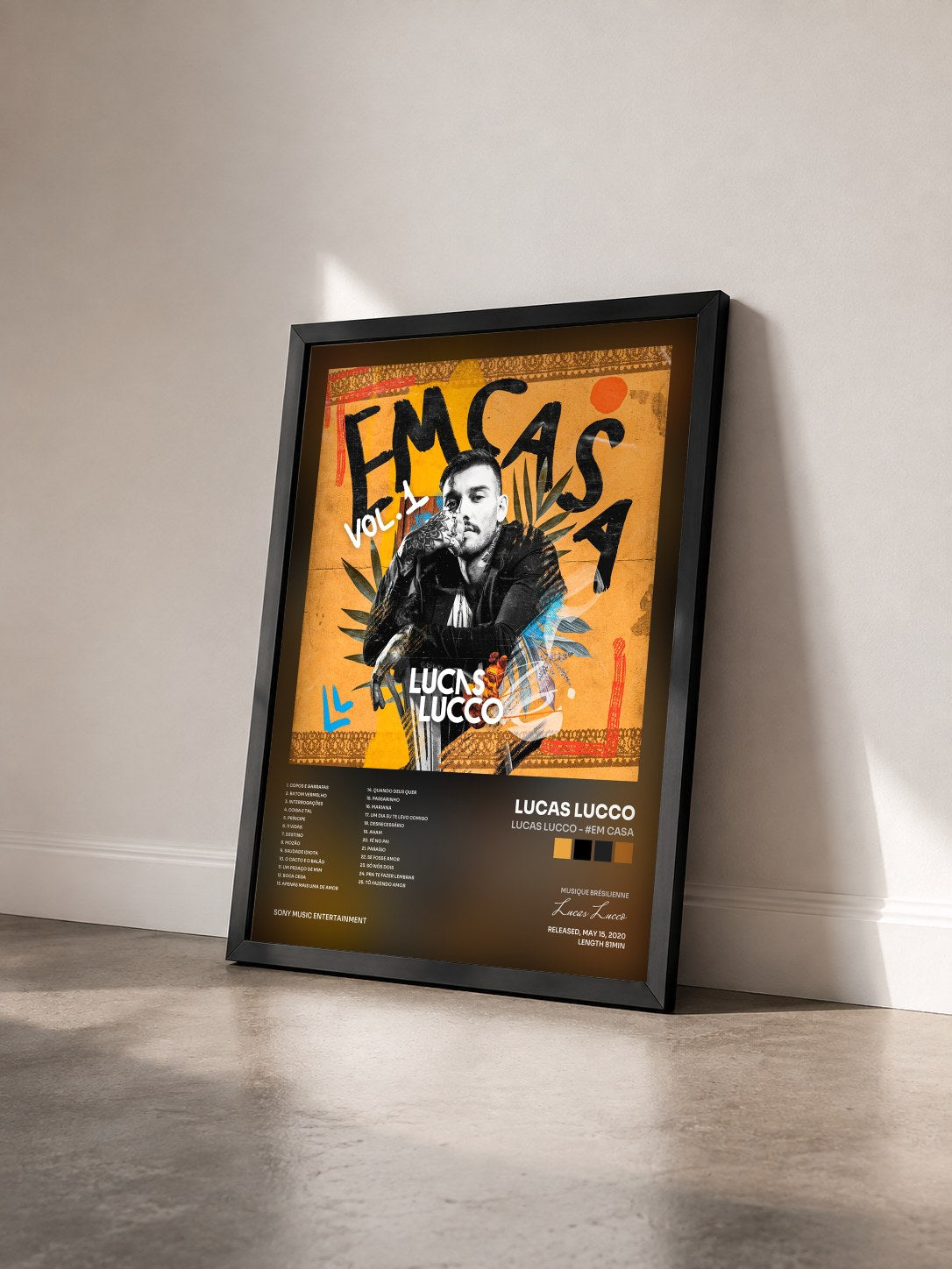 #noir Tableau de l'album Lucas Lucco - #Em Casa de Lucas Lucco vu de trois quarts, cadre noir