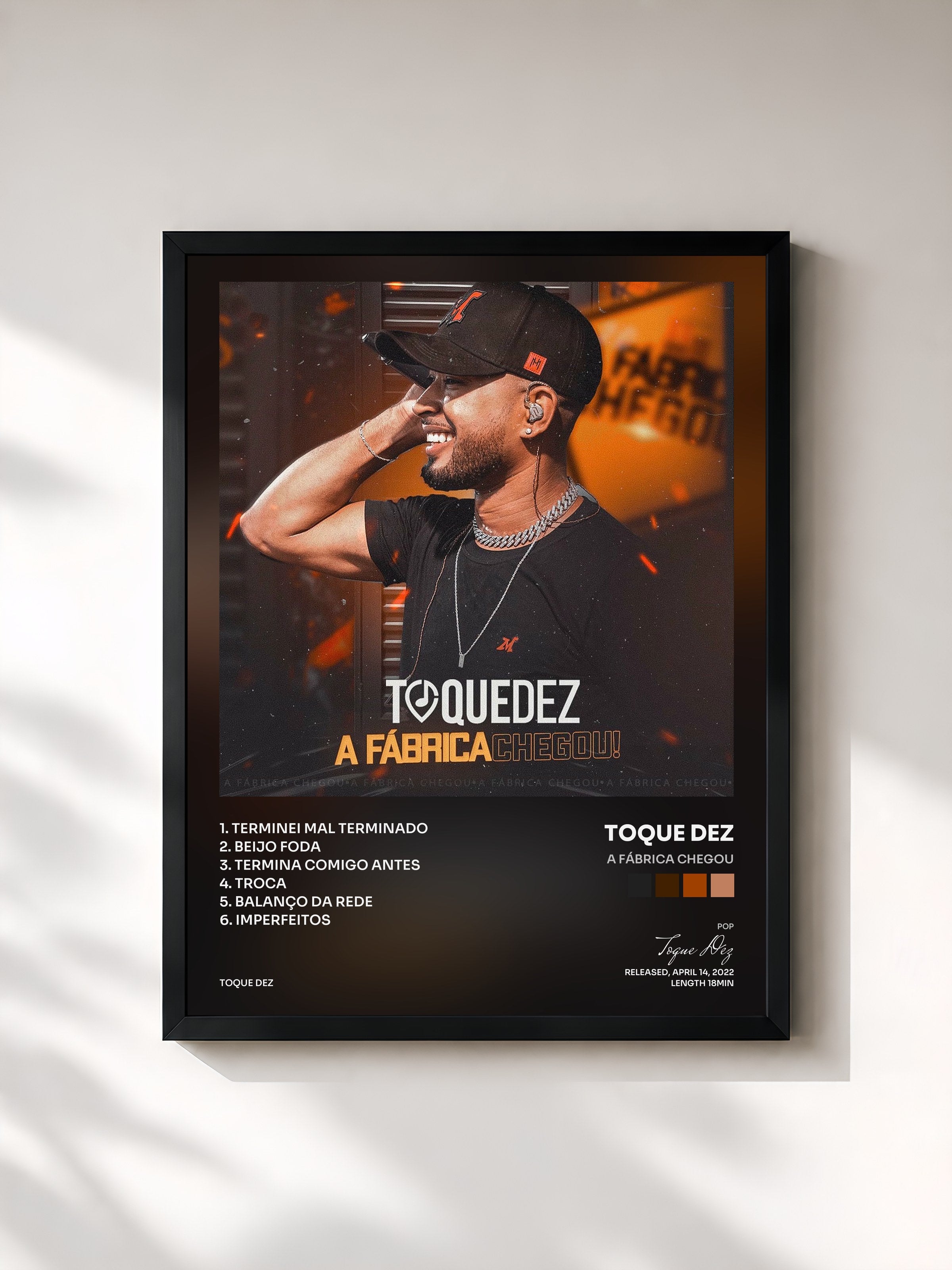#noir Tableau de l'album A Fábrica Chegou de Toque Dez, cadre noir, imprimé et encadré en France
