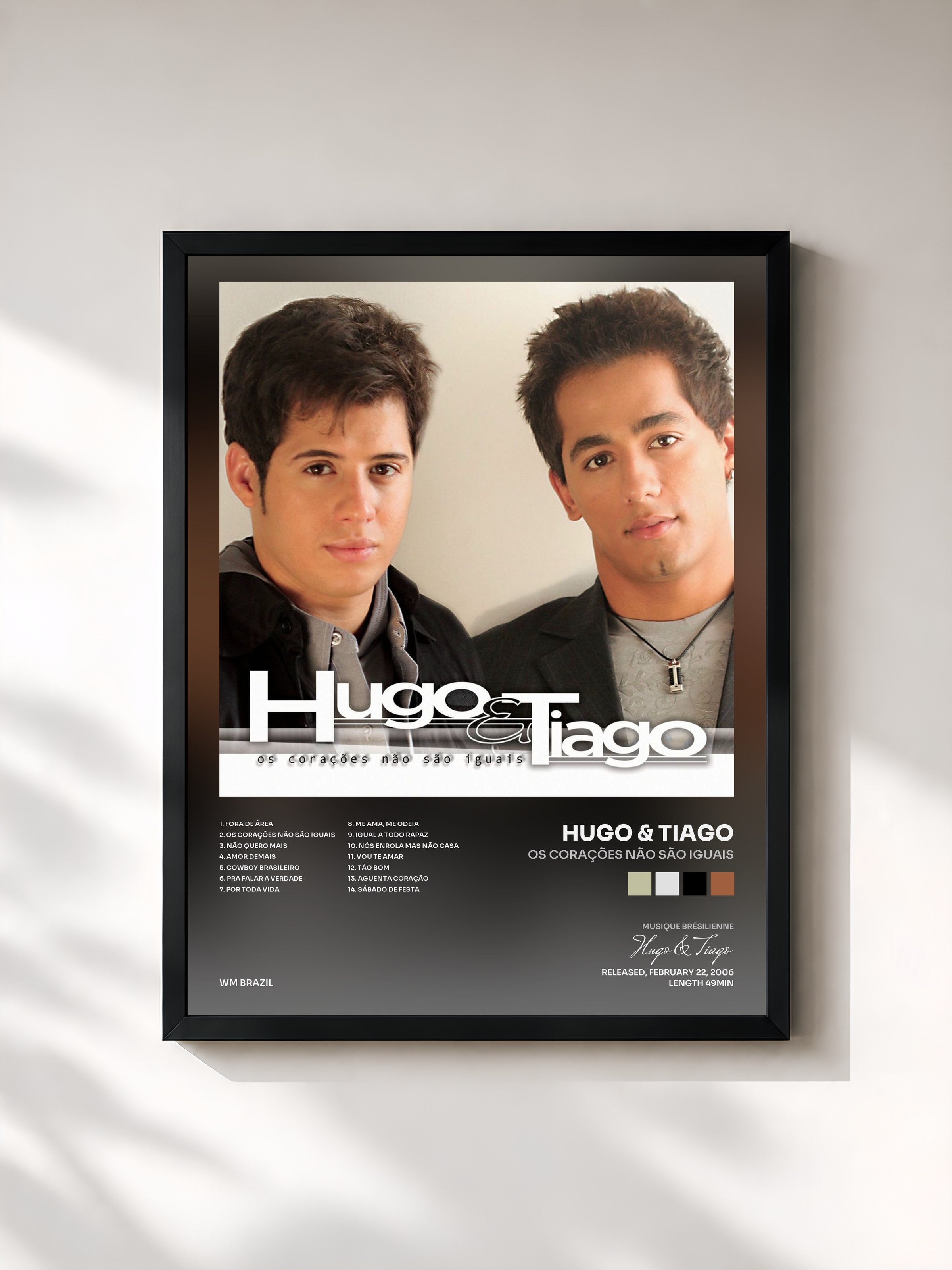 #noir Tableau de l'album Os Corações Não São Iguais de Hugo & Tiago, cadre noir, imprimé et encadré en France