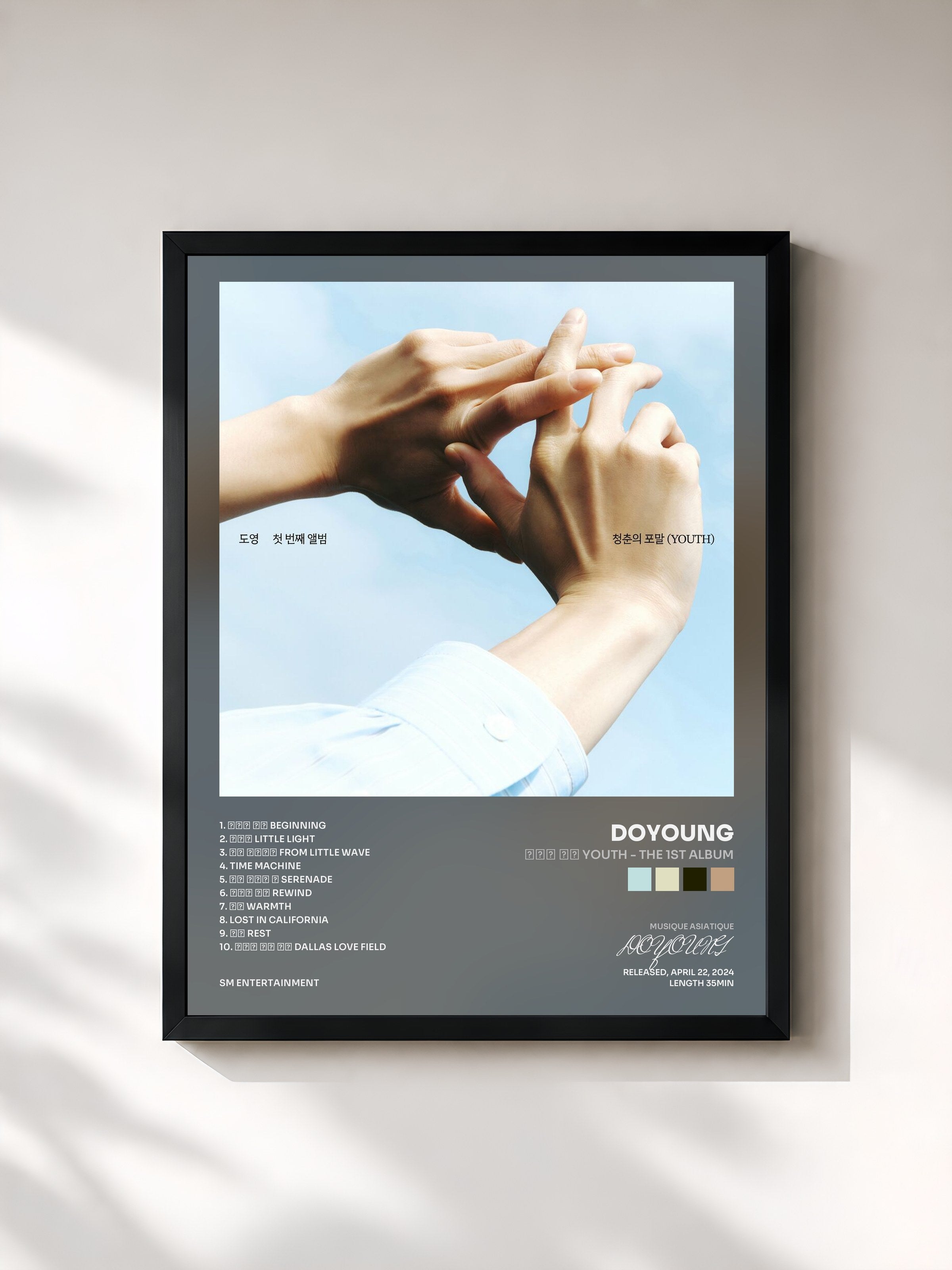 #noir Tableau de l'album 청춘의 포말 YOUTH - The 1st Album de DOYOUNG, cadre noir, imprimé et encadré en France