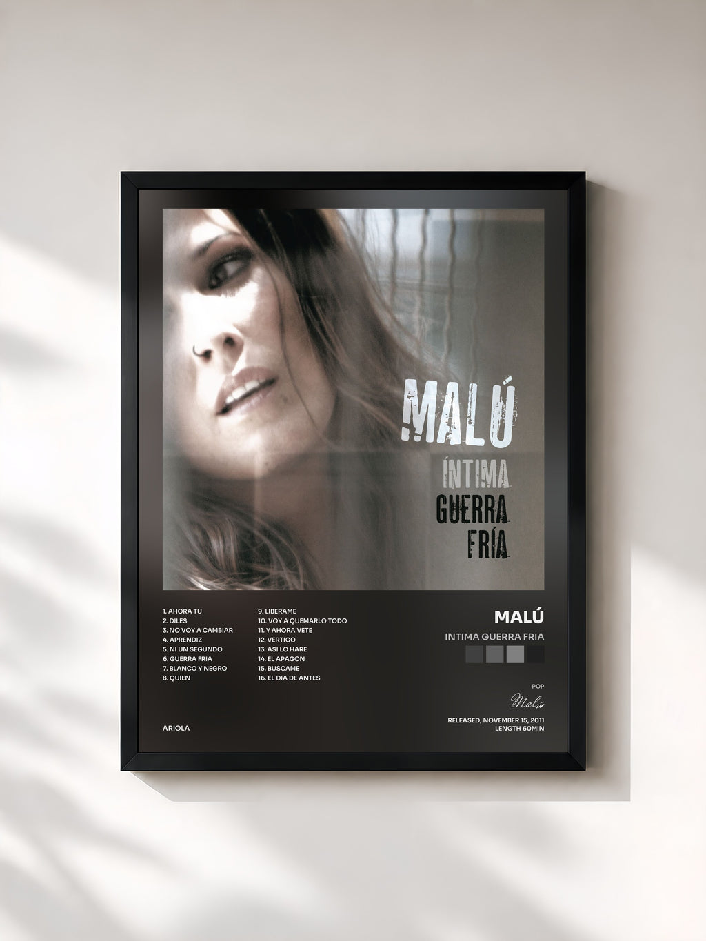 #noir Tableau de l'album Intima Guerra Fria de Malú, cadre noir, imprimé et encadré en France