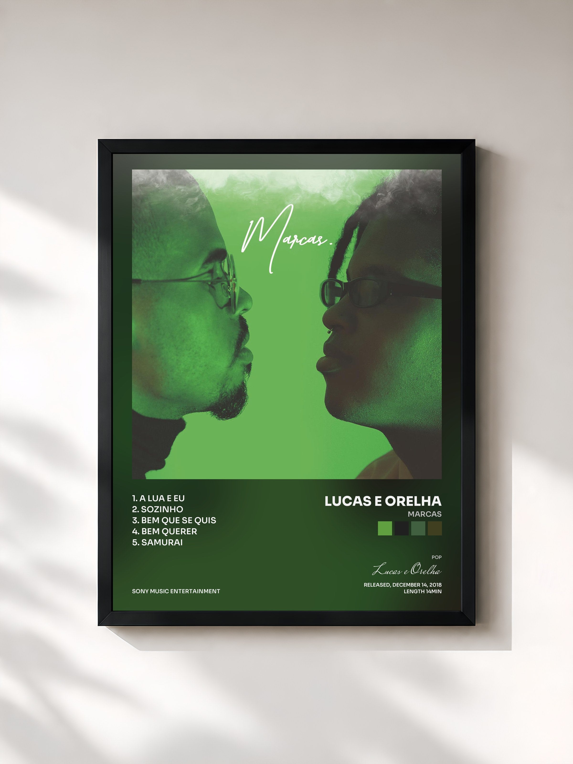 #noir Tableau de l'album Marcas de Lucas e Orelha, cadre noir, imprimé et encadré en France