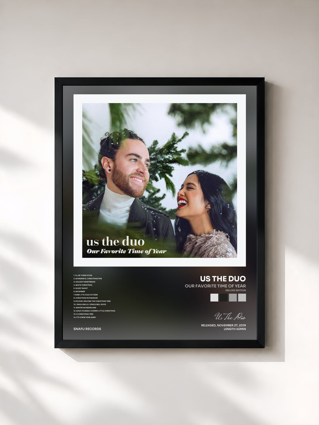 #noir Tableau de l'album Our Favorite Time of Year (Deluxe Edition) de Us The Duo, cadre noir, imprimé et encadré en France