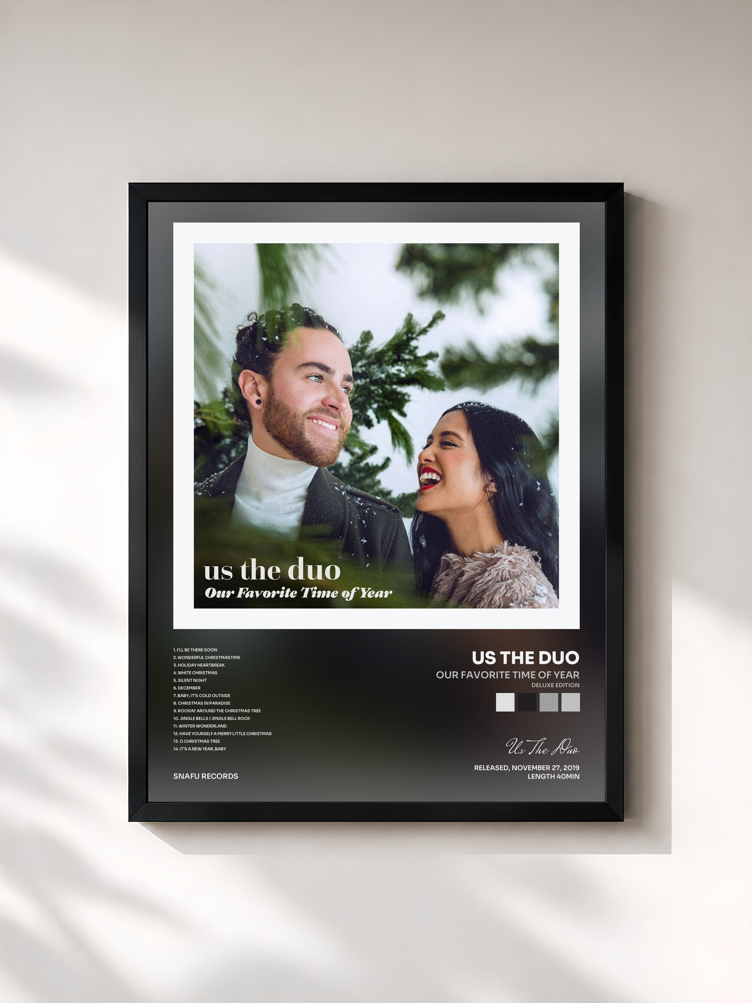 #noir Tableau de l'album Our Favorite Time of Year (Deluxe Edition) de Us The Duo, cadre noir, imprimé et encadré en France