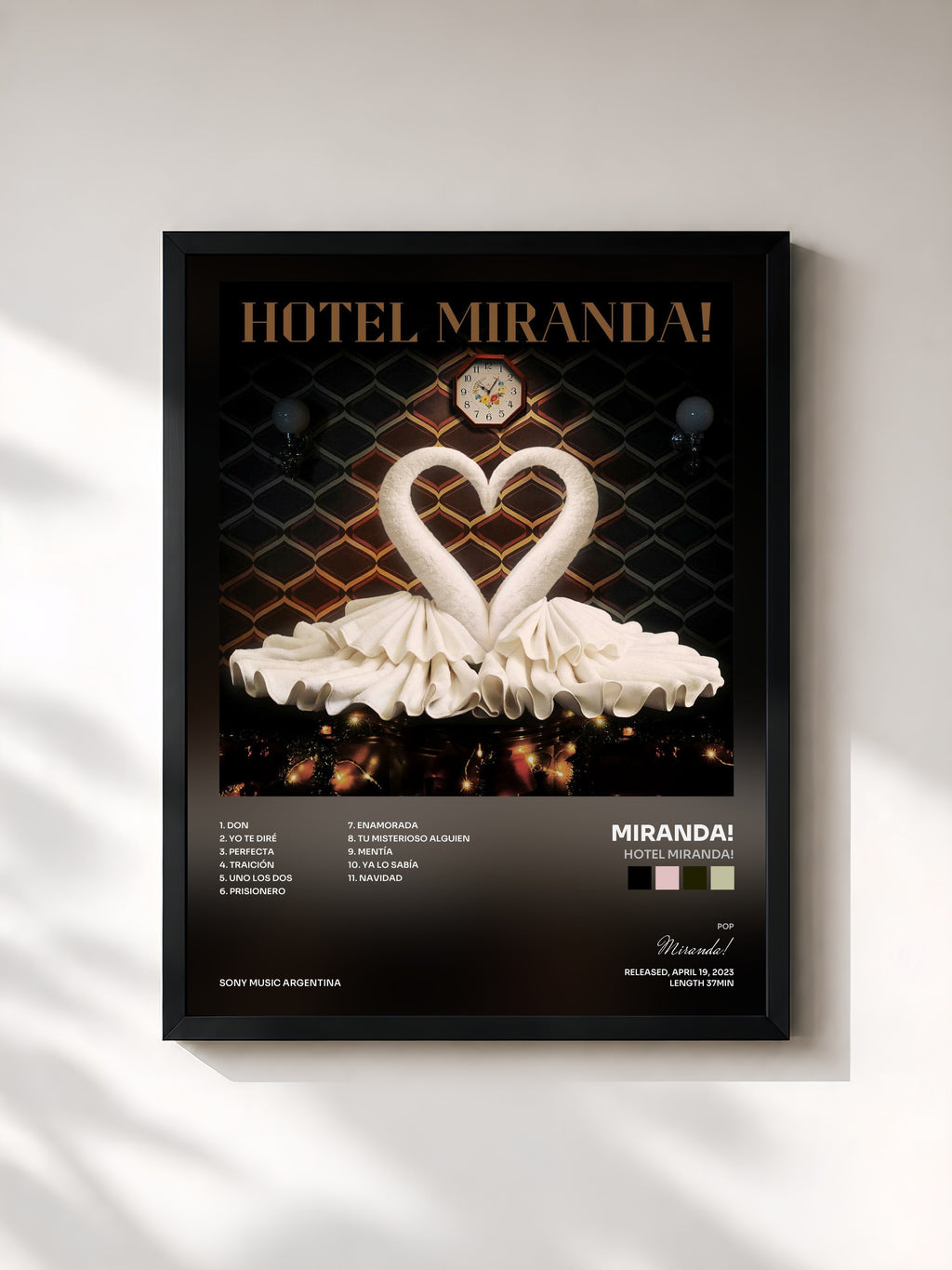 #noir Tableau de l'album Hotel Miranda! de Miranda!, cadre noir, imprimé et encadré en France