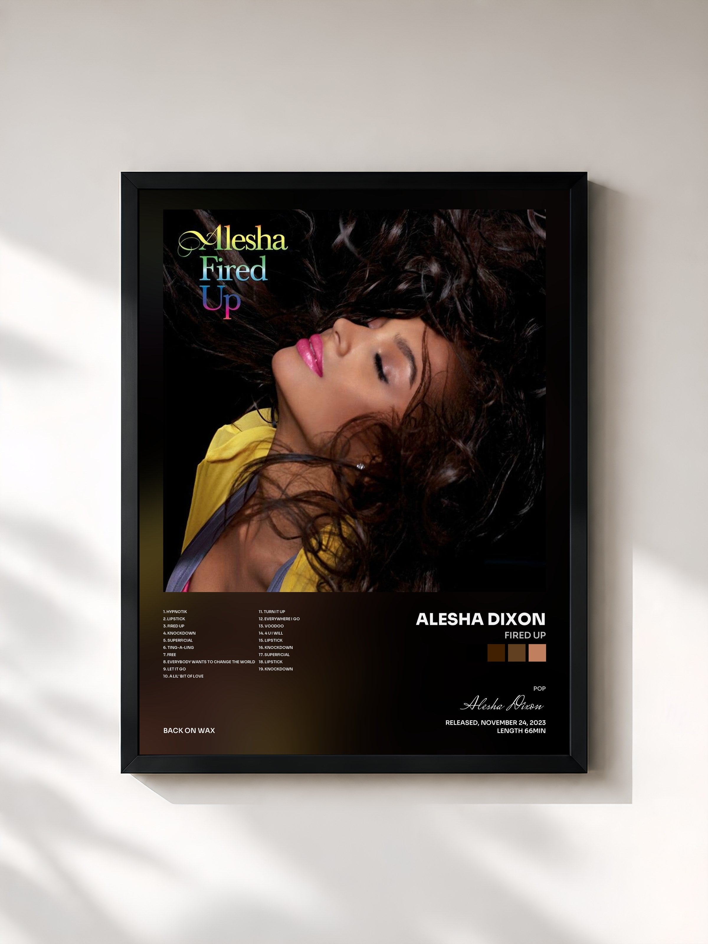 #noir Tableau de l'album Fired Up de Alesha Dixon, cadre noir, imprimé et encadré en France
