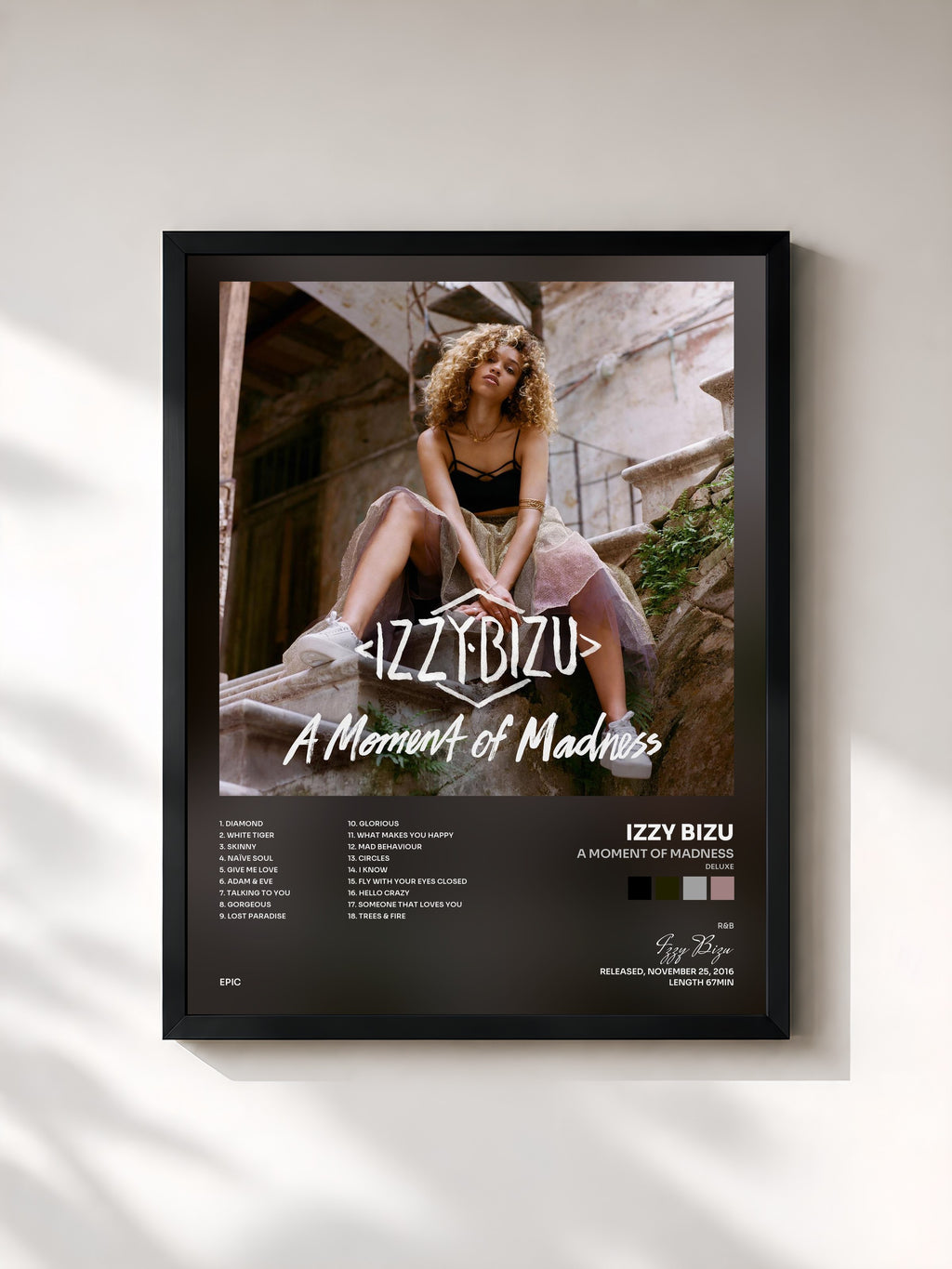 #noir Tableau de l'album A Moment of Madness (Deluxe) de Izzy Bizu, cadre noir, imprimé et encadré en France