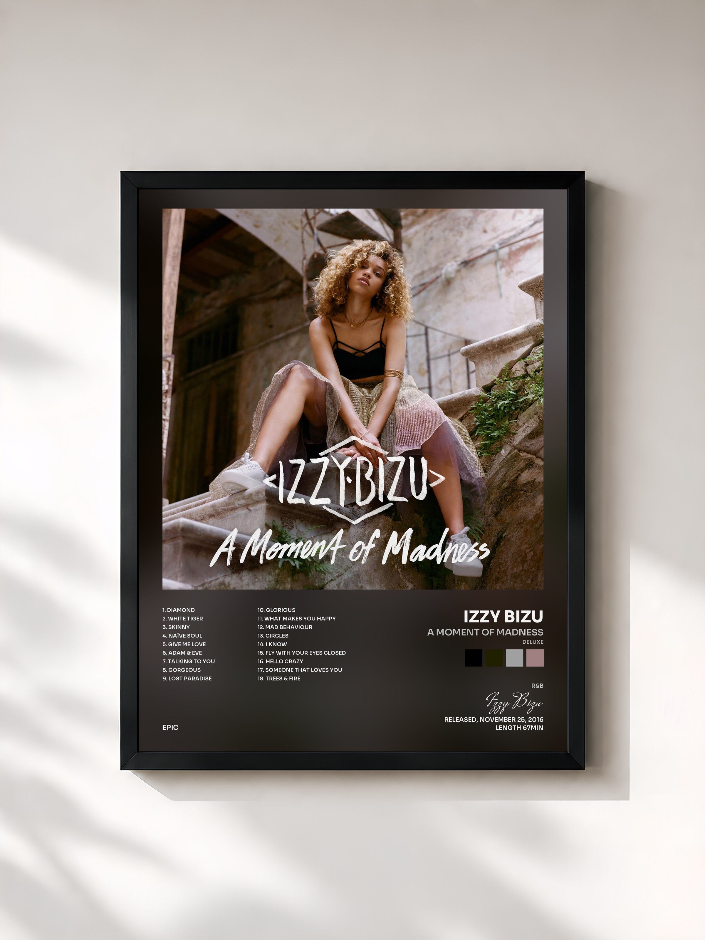 #noir Tableau de l'album A Moment of Madness (Deluxe) de Izzy Bizu, cadre noir, imprimé et encadré en France