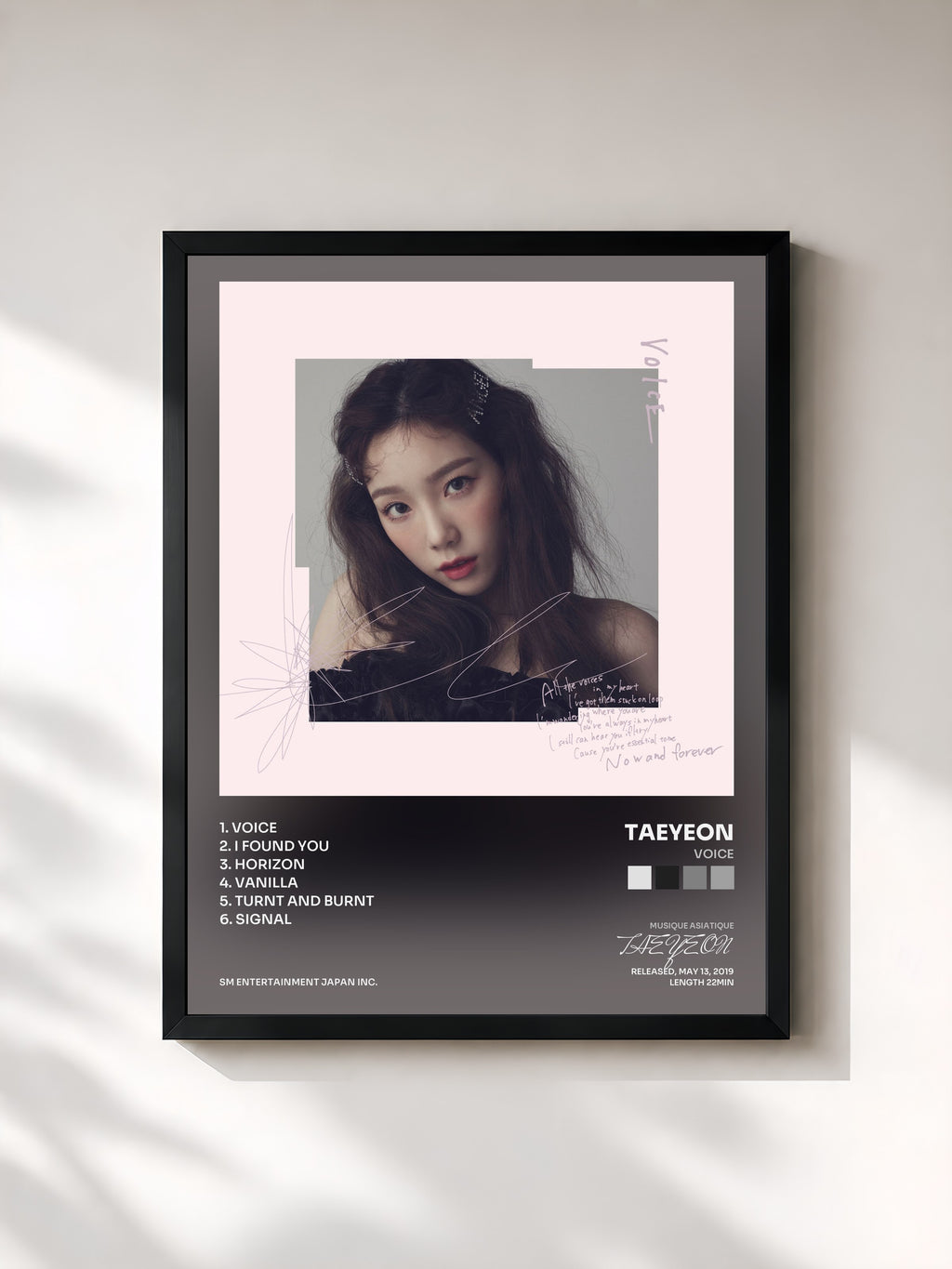 #noir Tableau de l'album VOICE de TAEYEON, cadre noir, imprimé et encadré en France