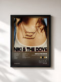 #noir Tableau de l'album Everybody's Heart Is Broken Now (Deluxe) de Niki & The Dove, cadre noir, imprimé et encadré en France