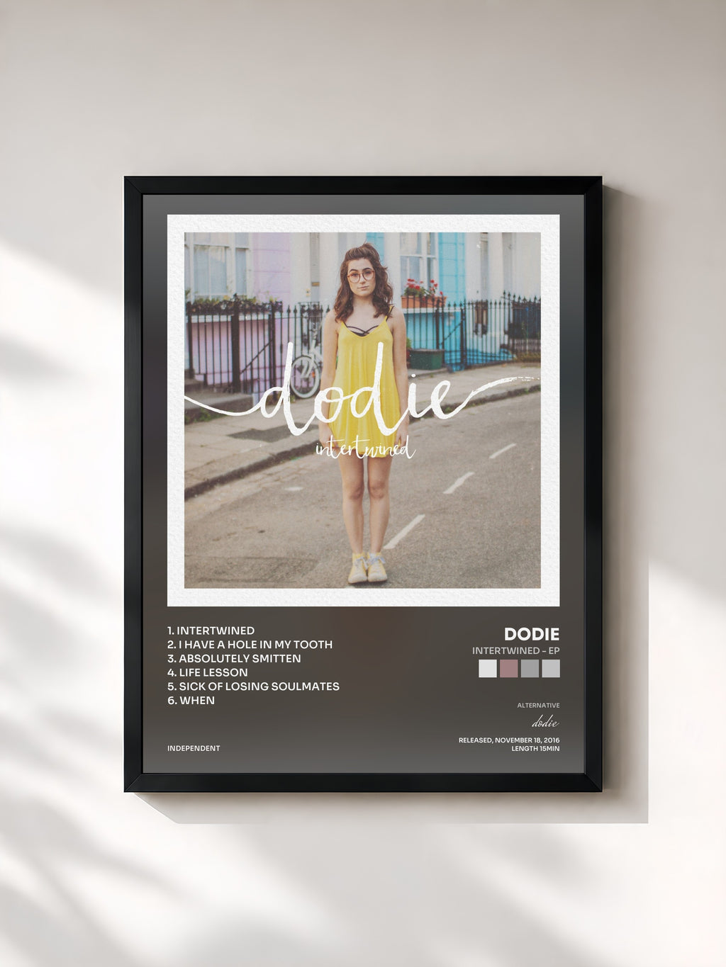 #noir Tableau de l'album Intertwined - EP de dodie, cadre noir, imprimé et encadré en France