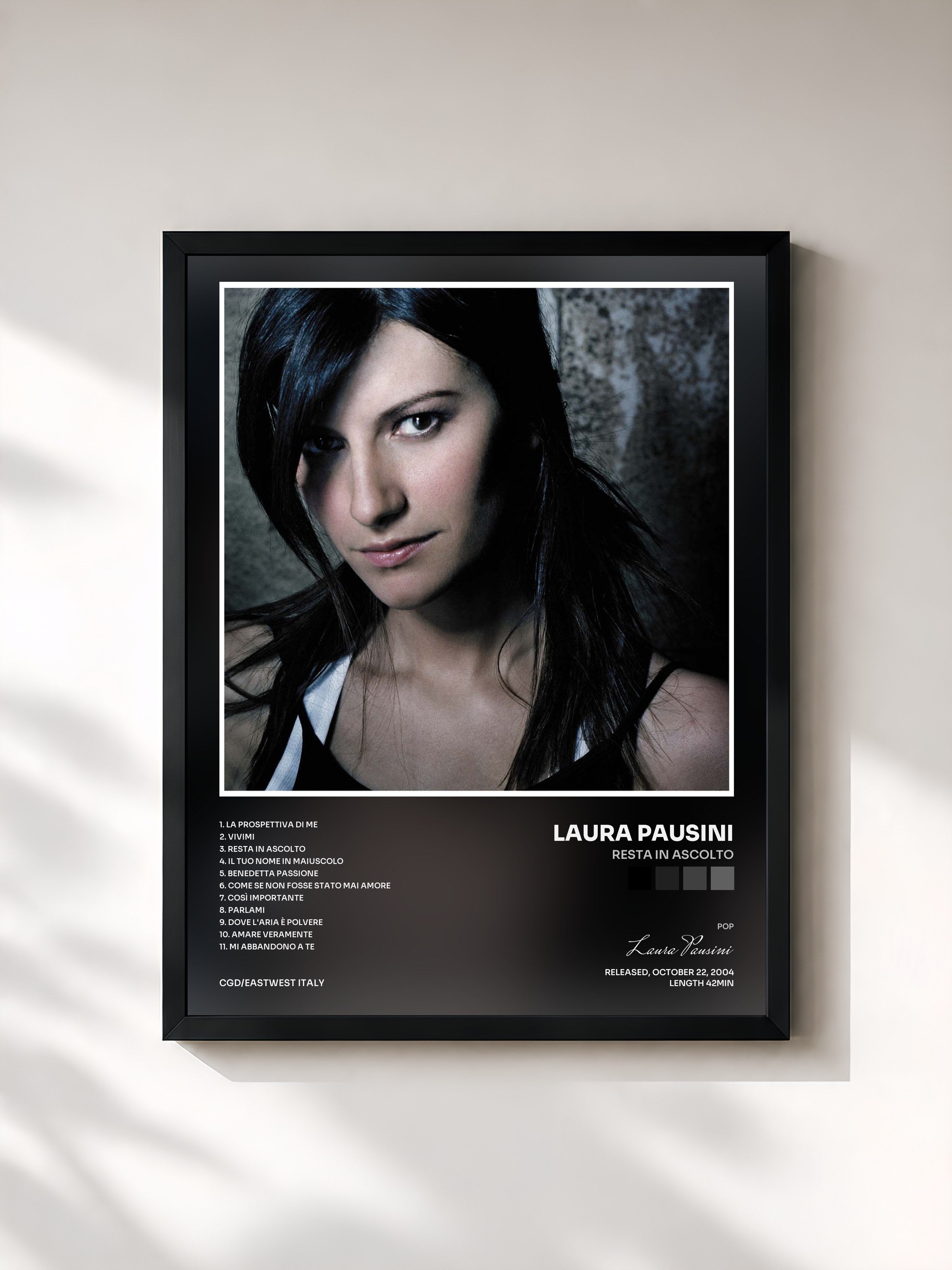 #noir Tableau de l'album Resta in ascolto de Laura Pausini, cadre noir, imprimé et encadré en France