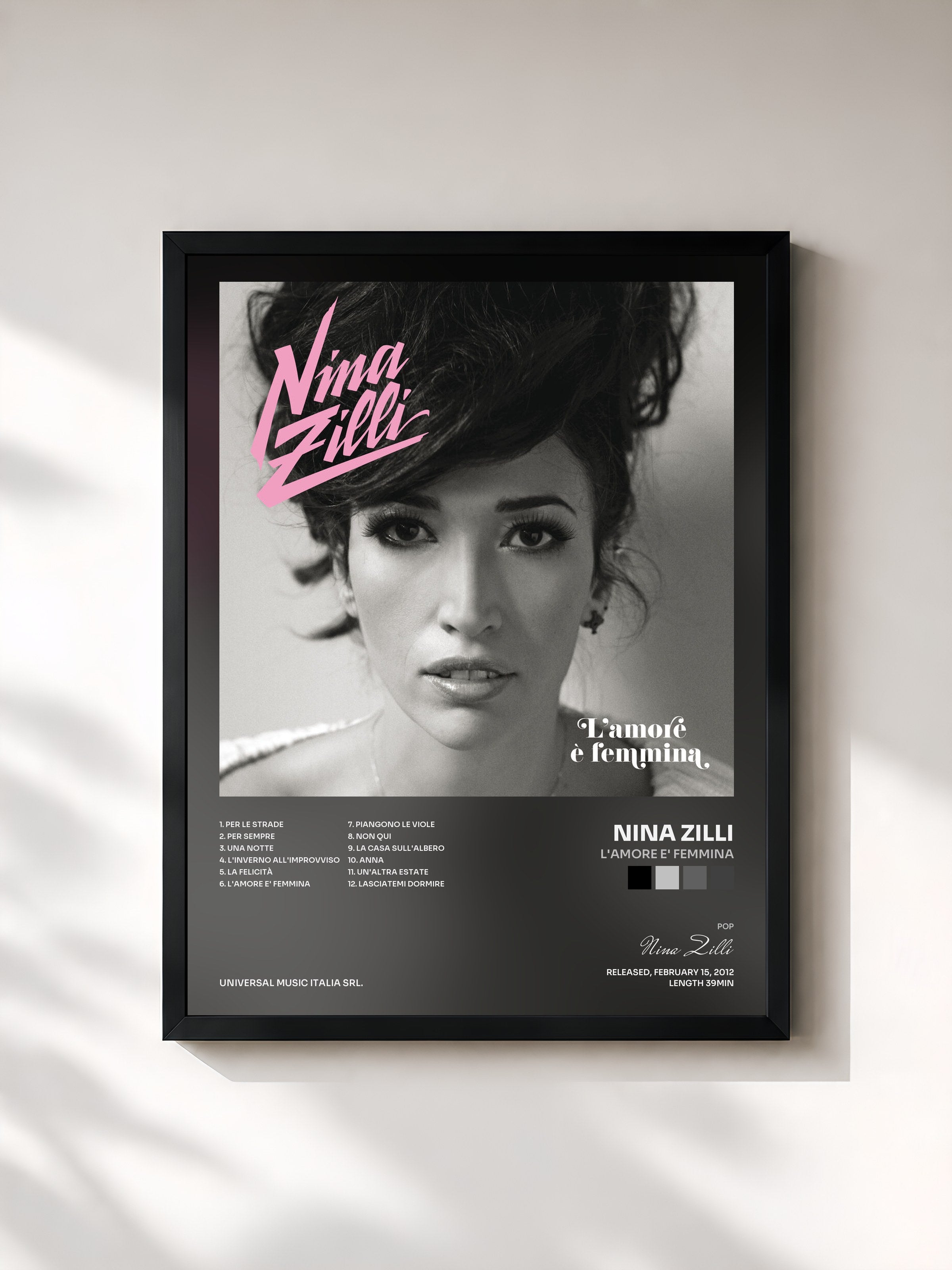 #noir Tableau de l'album L'Amore E' Femmina de Nina Zilli, cadre noir, imprimé et encadré en France