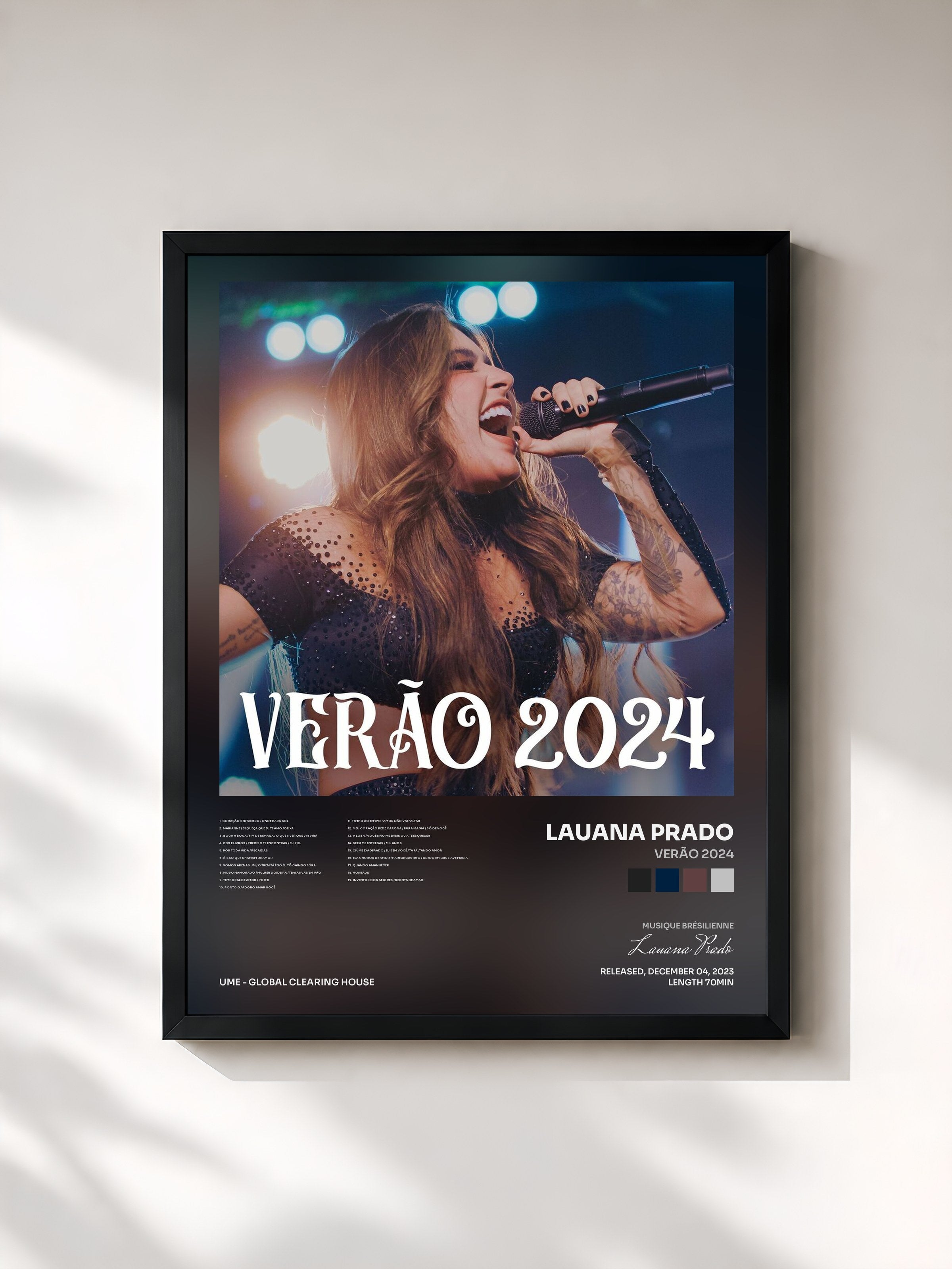 #noir Tableau de l'album Verão 2024 de Lauana Prado, cadre noir, imprimé et encadré en France