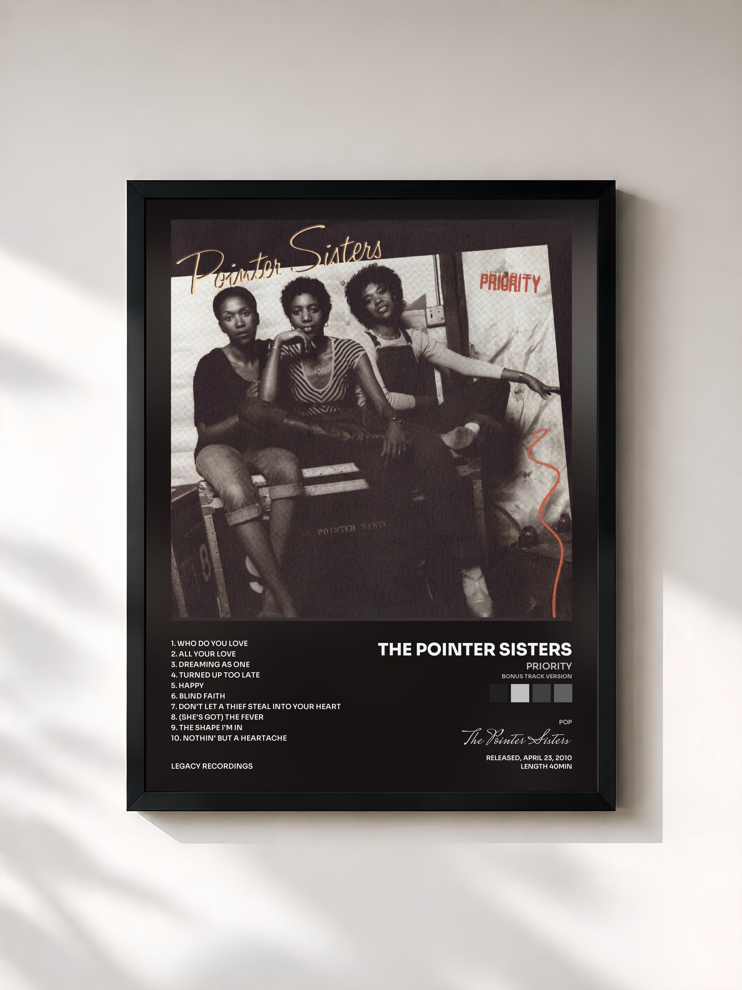 #noir Tableau de l'album Priority (Bonus Track Version) de The Pointer Sisters, cadre noir, imprimé et encadré en France