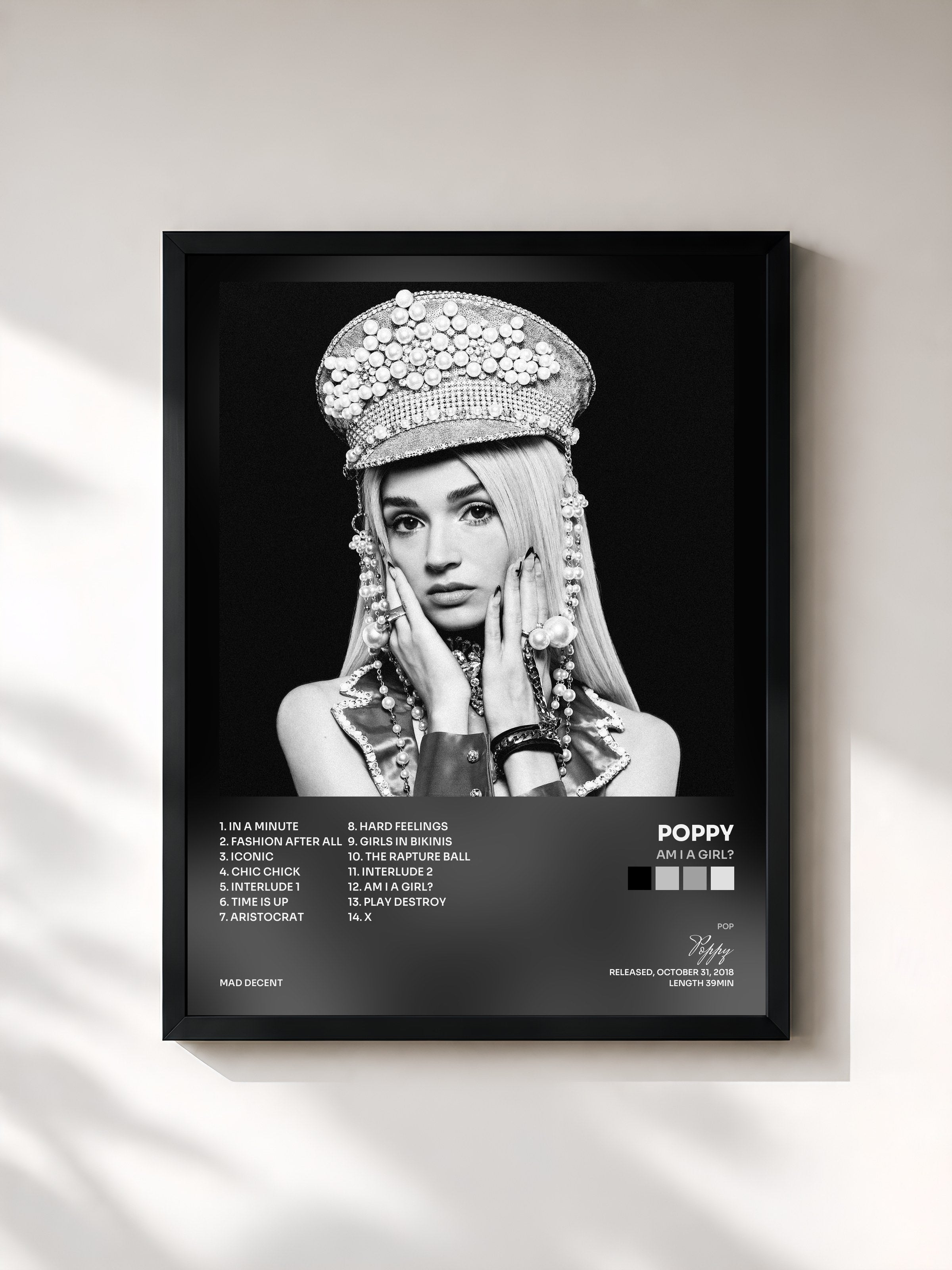 #noir Tableau de l'album Am I A Girl? de Poppy, cadre noir, imprimé et encadré en France