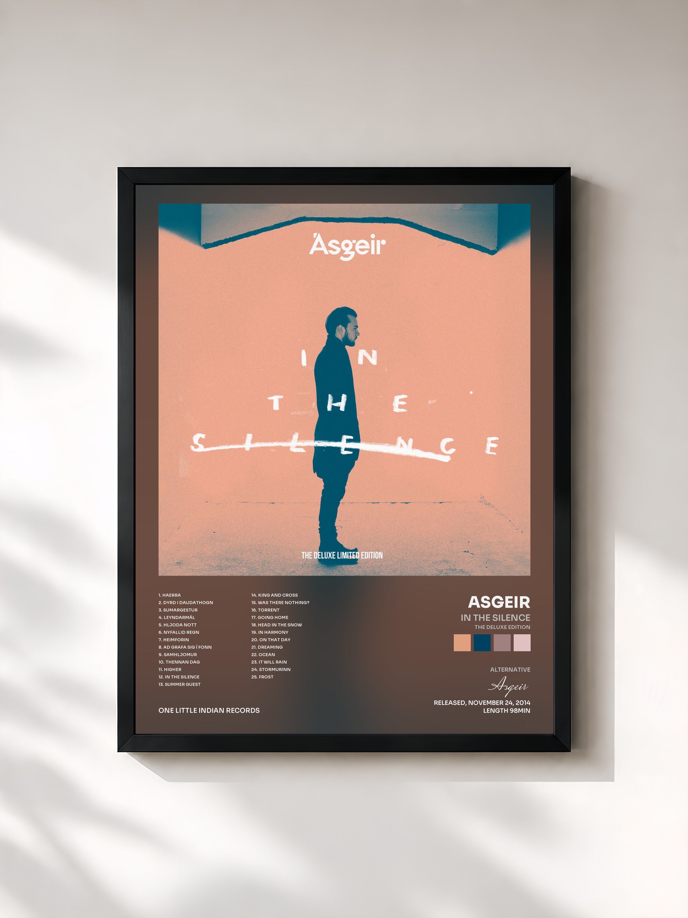 #noir Tableau de l'album In The Silence (The Deluxe Edition) de Asgeir, cadre noir, imprimé et encadré en France