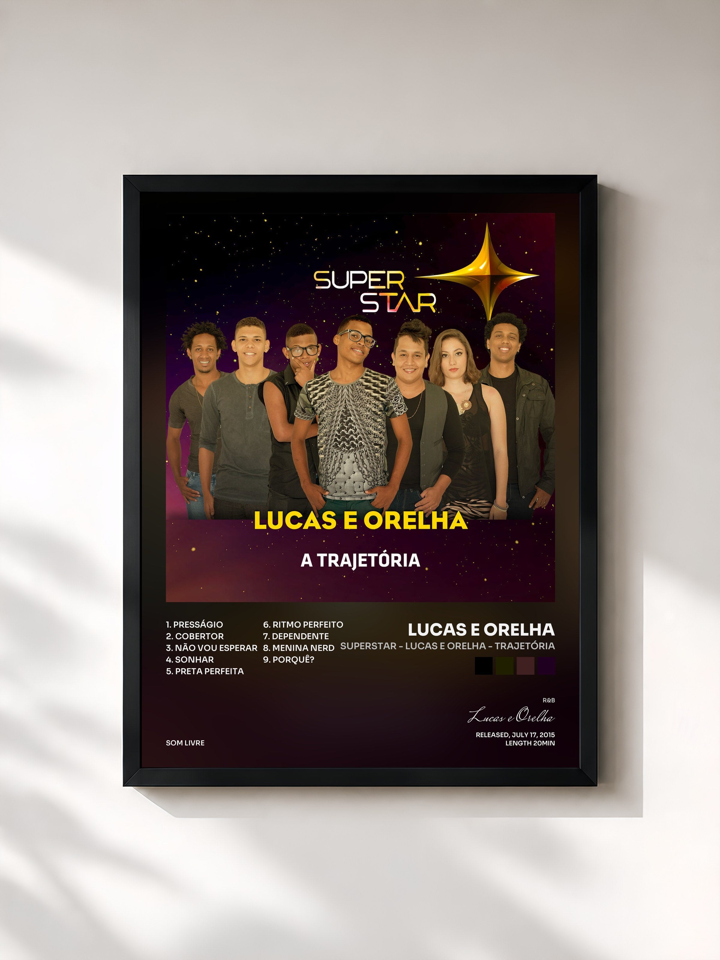 #noir Tableau de l'album Superstar - Lucas e Orelha - Trajetória de Lucas e Orelha, cadre noir, imprimé et encadré en France