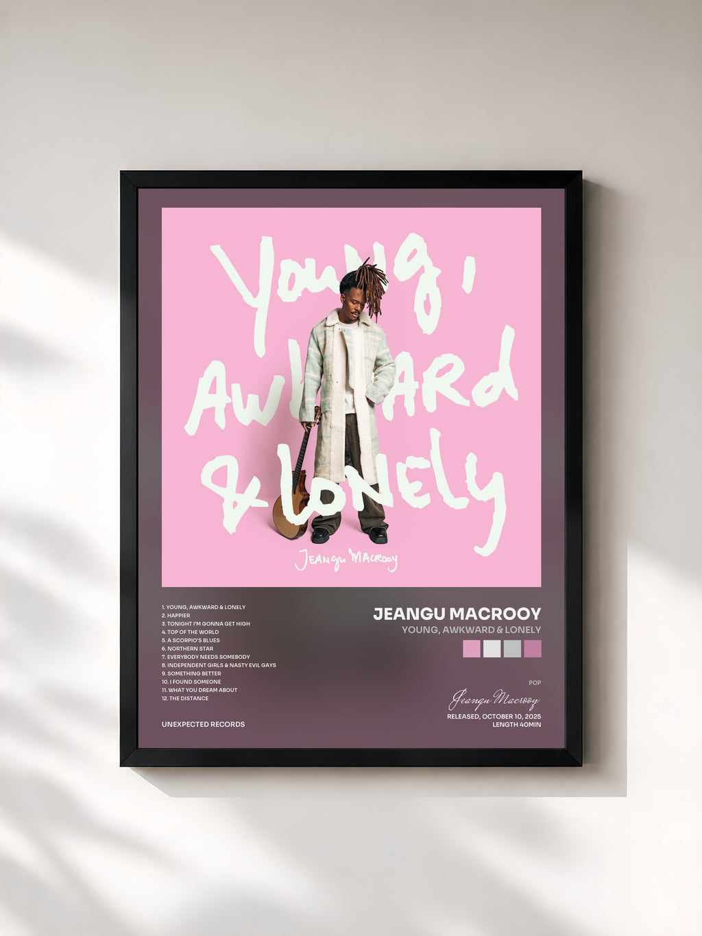 #noir Tableau de l'album Young, Awkward & Lonely de Jeangu Macrooy, cadre noir, imprimé et encadré en France