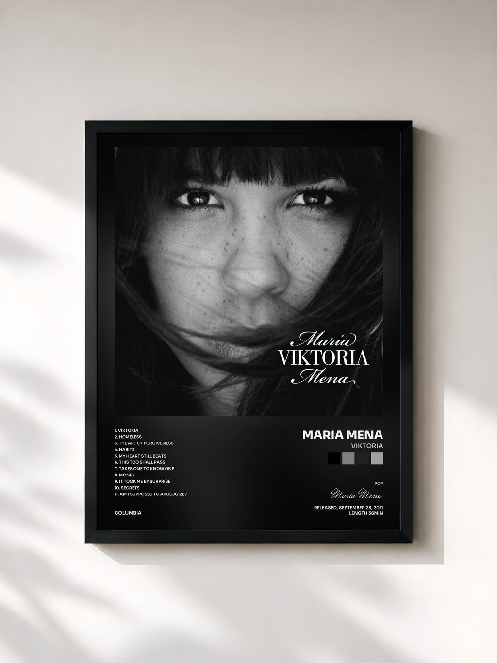 #noir Tableau de l'album Viktoria de Maria Mena, cadre noir, imprimé et encadré en France