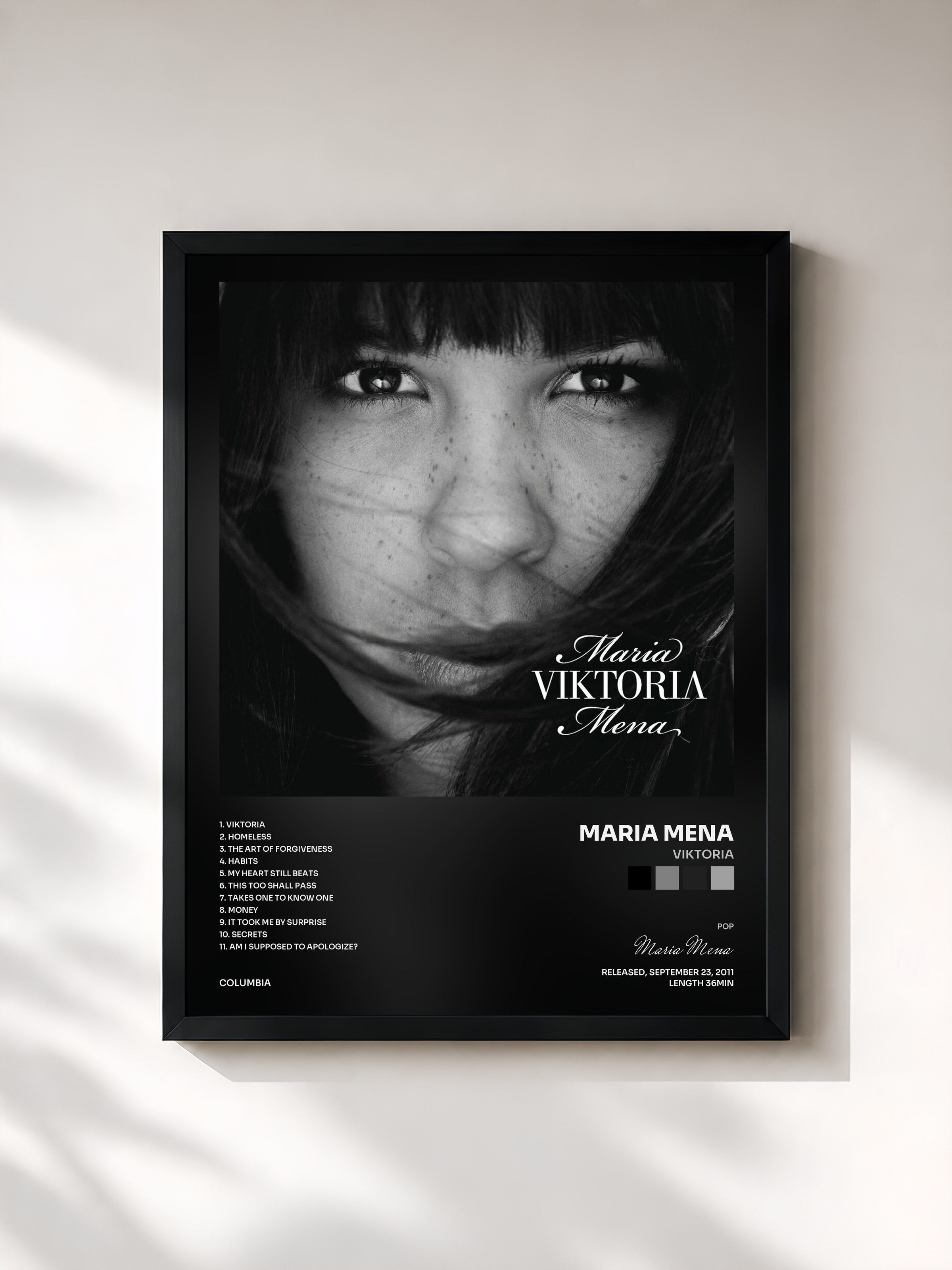 #noir Tableau de l'album Viktoria de Maria Mena, cadre noir, imprimé et encadré en France