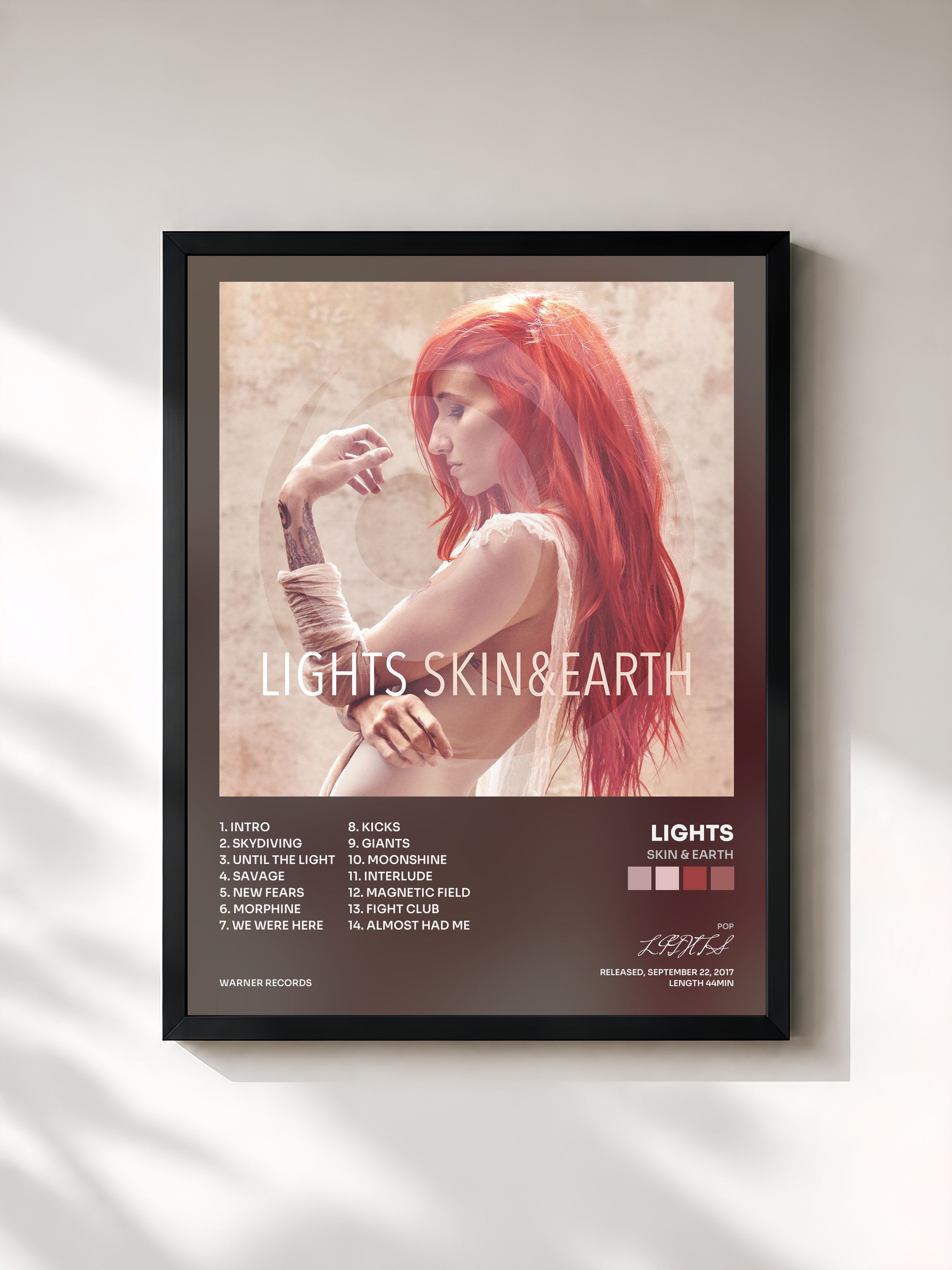 #noir Tableau de l'album Skin & Earth de LIGHTS, cadre noir, imprimé et encadré en France