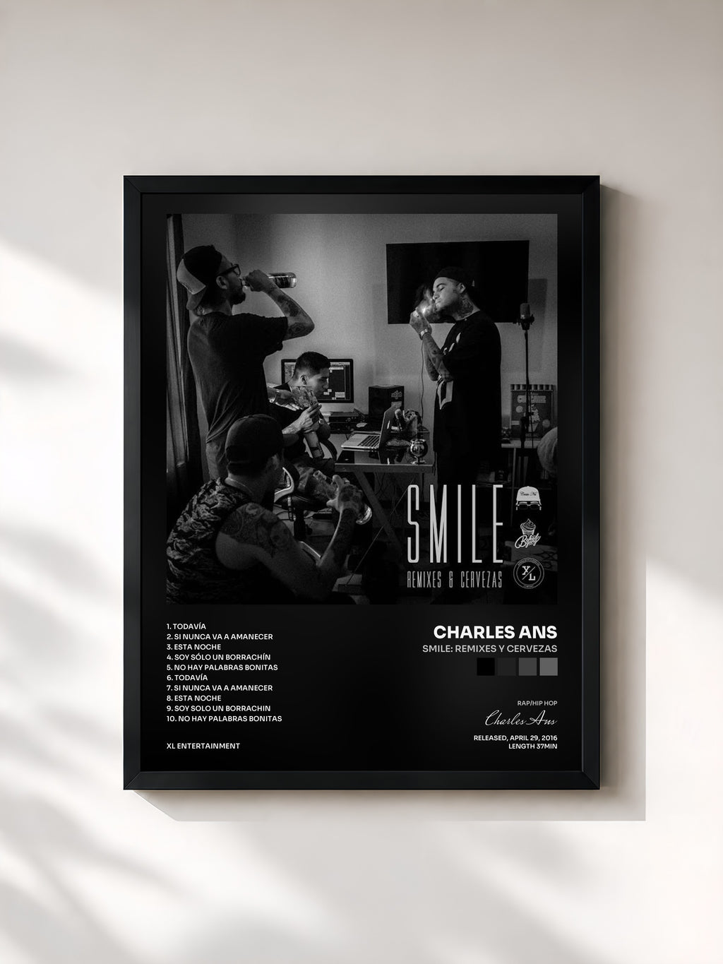 #noir Tableau de l'album Smile: Remixes y Cervezas de Charles Ans, cadre noir, imprimé et encadré en France