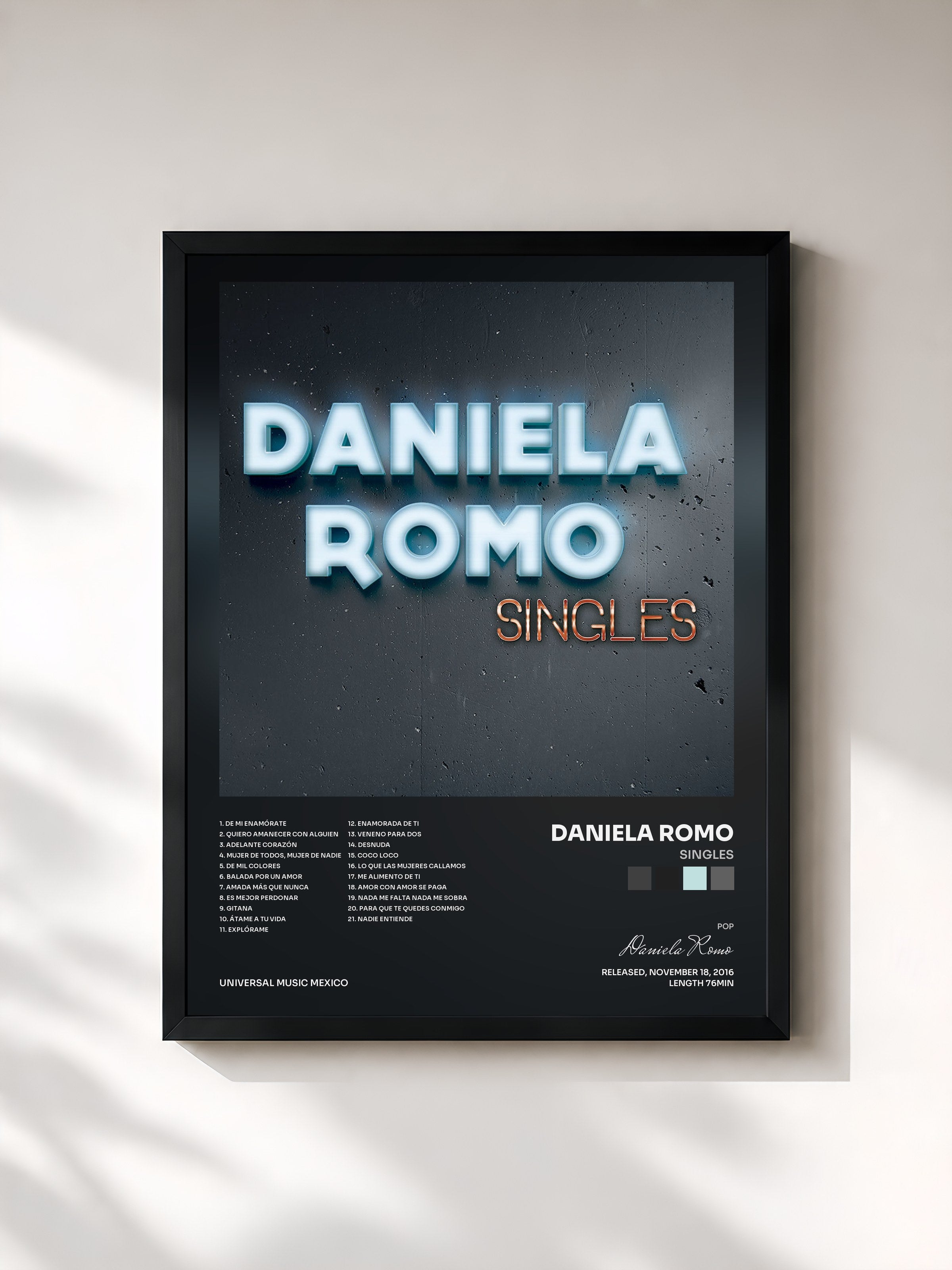 #noir Tableau de l'album Singles de Daniela Romo, cadre noir, imprimé et encadré en France