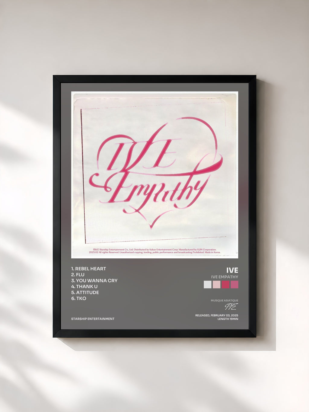 #noir Tableau de l'album IVE EMPATHY de IVE, cadre noir, imprimé et encadré en France