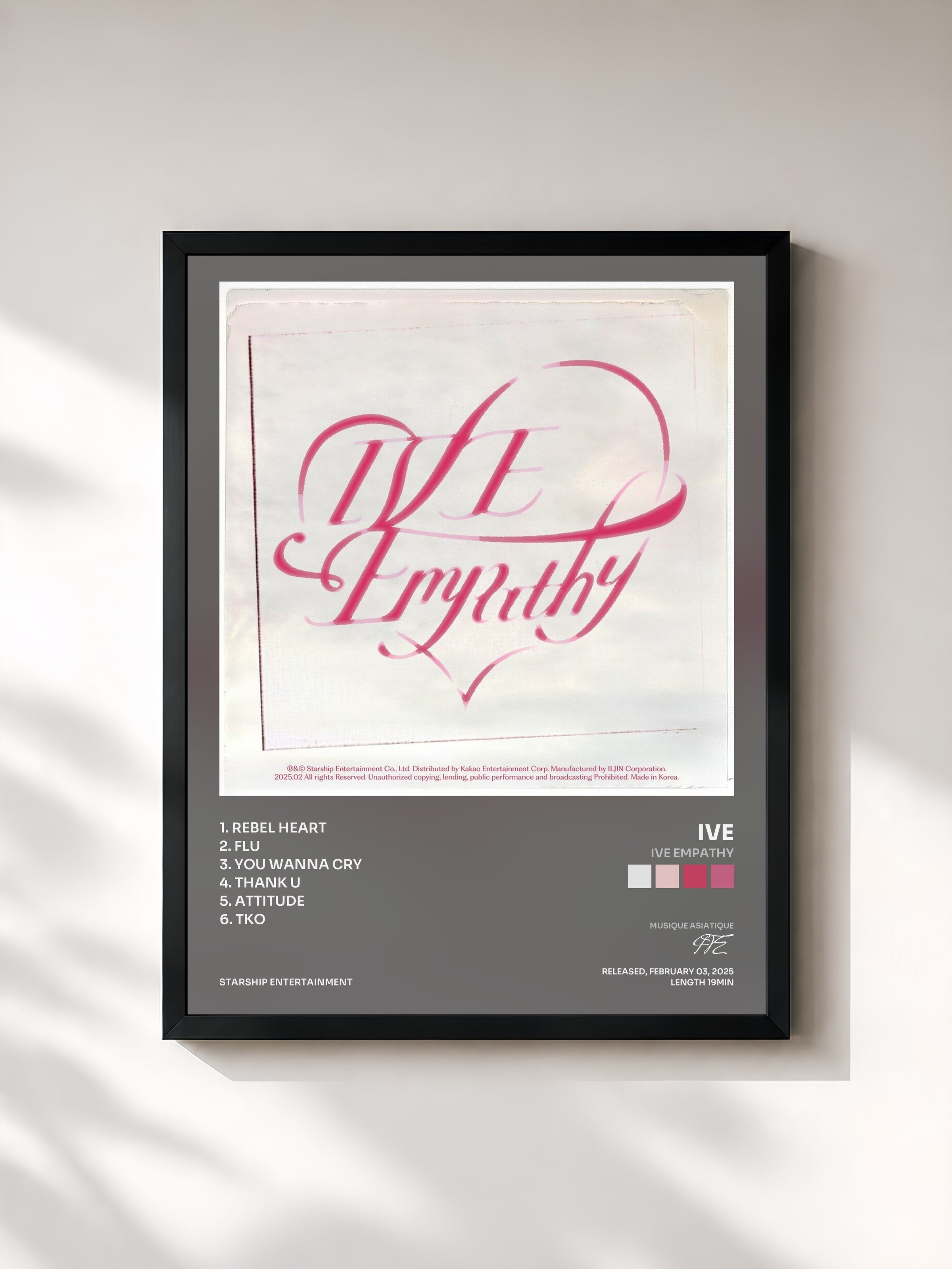 #noir Tableau de l'album IVE EMPATHY de IVE, cadre noir, imprimé et encadré en France