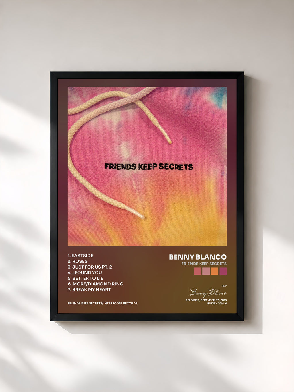 #noir Tableau de l'album FRIENDS KEEP SECRETS de Benny Blanco, cadre noir, imprimé et encadré en France