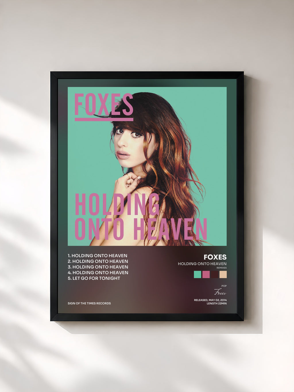 #noir Tableau de l'album Holding Onto Heaven (Remixes) de Foxes, cadre noir, imprimé et encadré en France