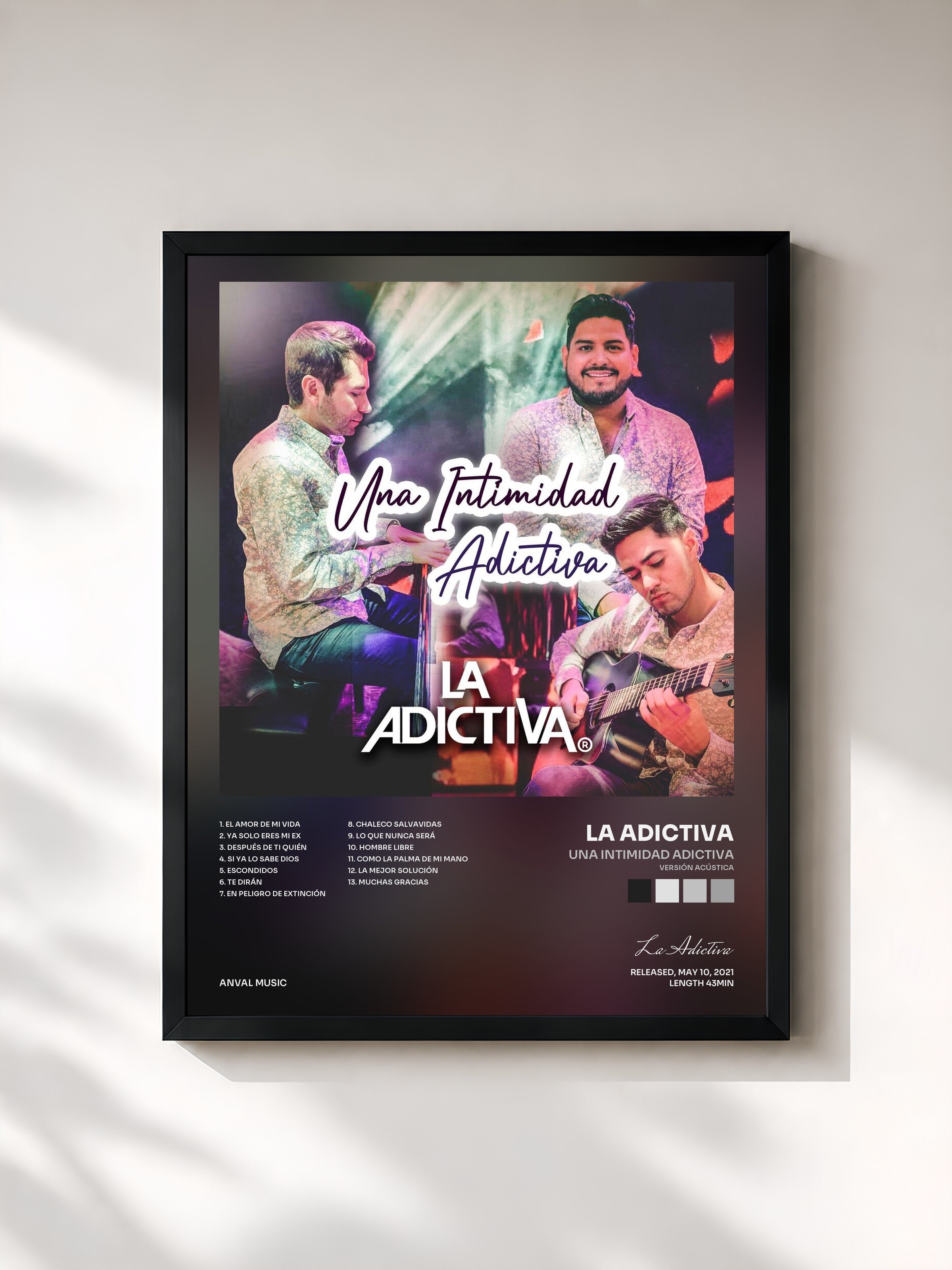 #noir Tableau de l'album Una Intimidad Adictiva (Versión Acústica) de La Adictiva, cadre noir, imprimé et encadré en France