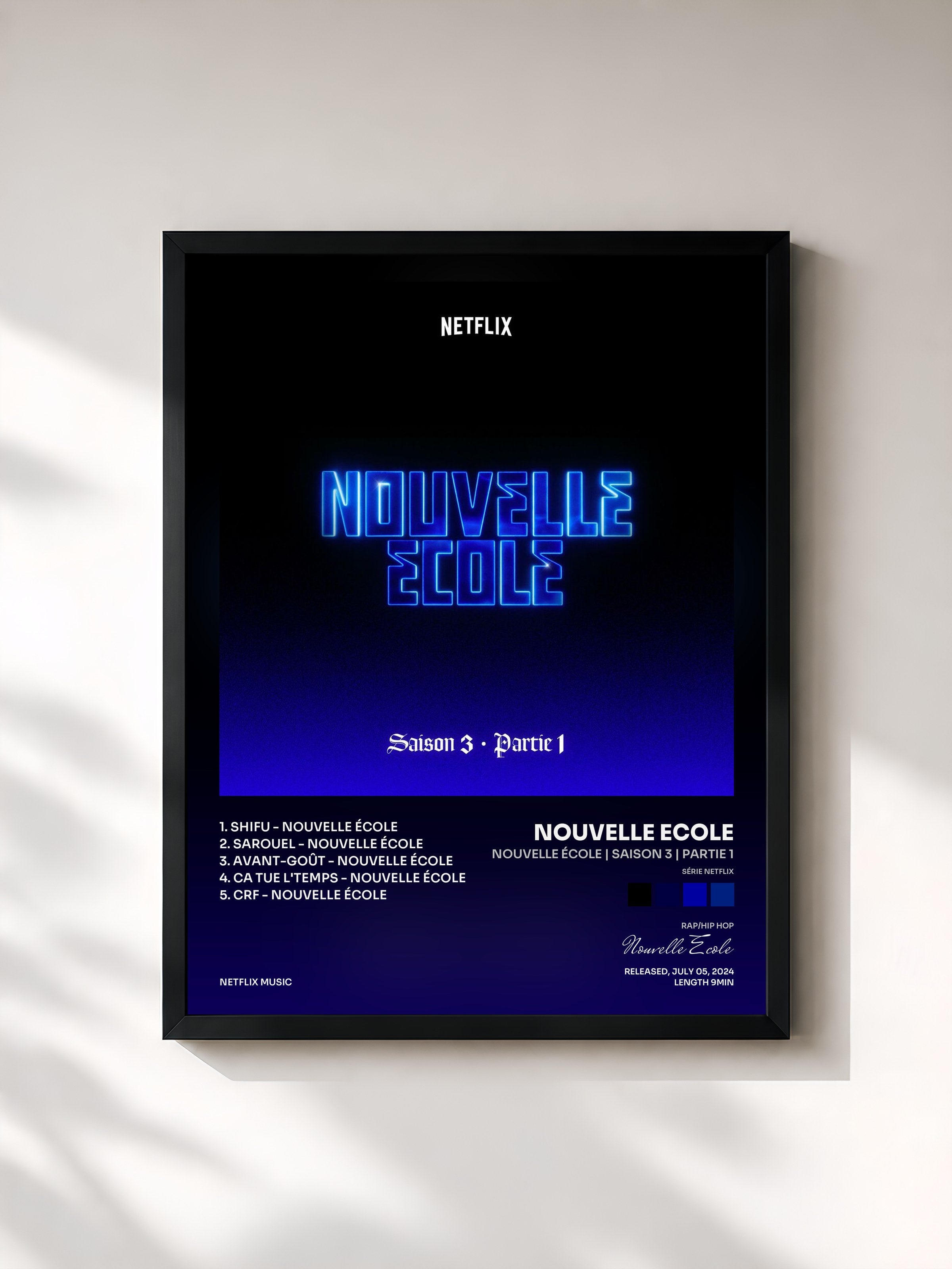 #noir Tableau de l'album Nouvelle École | Saison 3 | Partie 1 (Série Netflix) de Nouvelle Ecole, cadre noir, imprimé et encadré en France