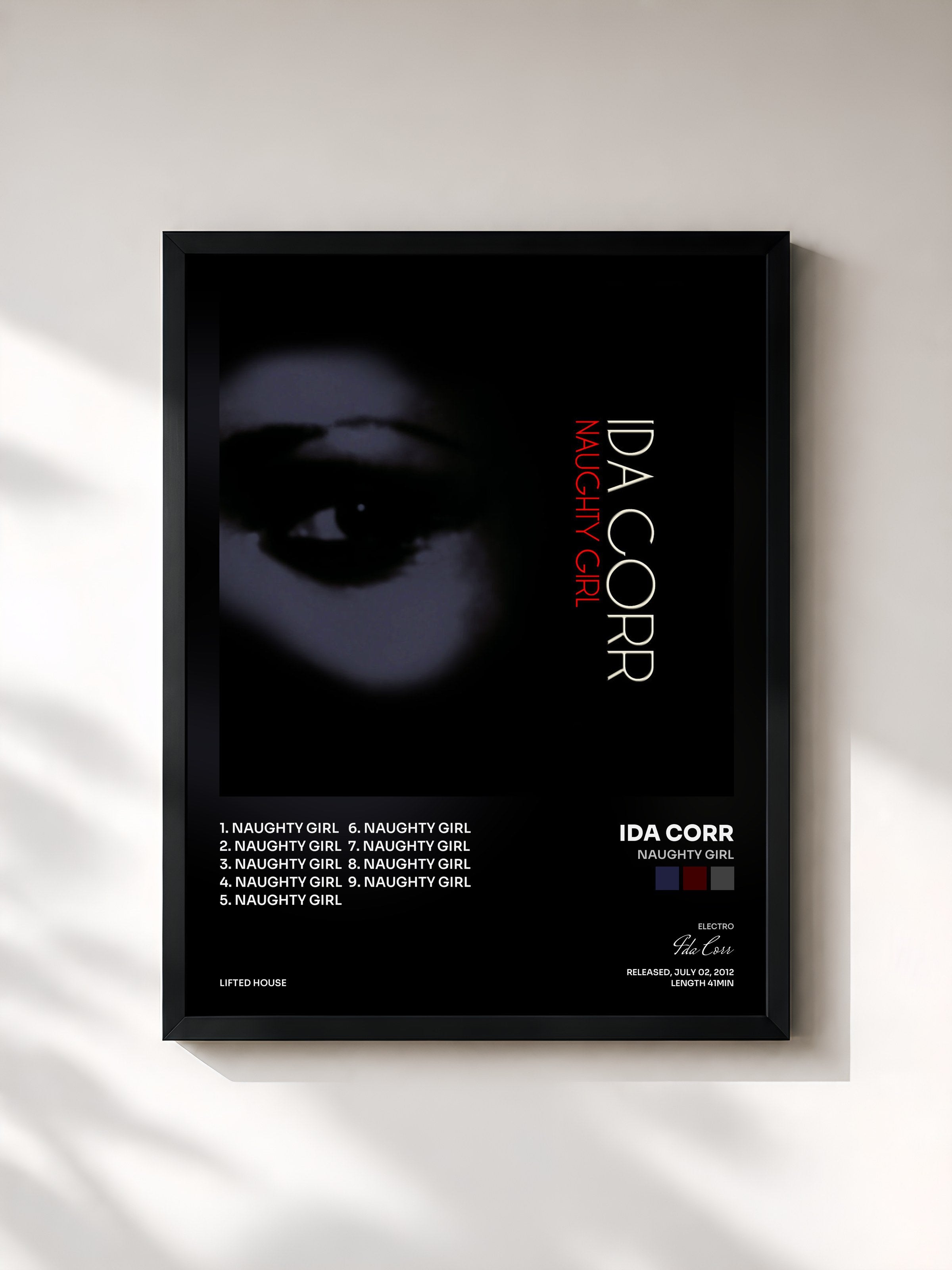 #noir Tableau de l'album Naughty Girl de Ida Corr, cadre noir, imprimé et encadré en France
