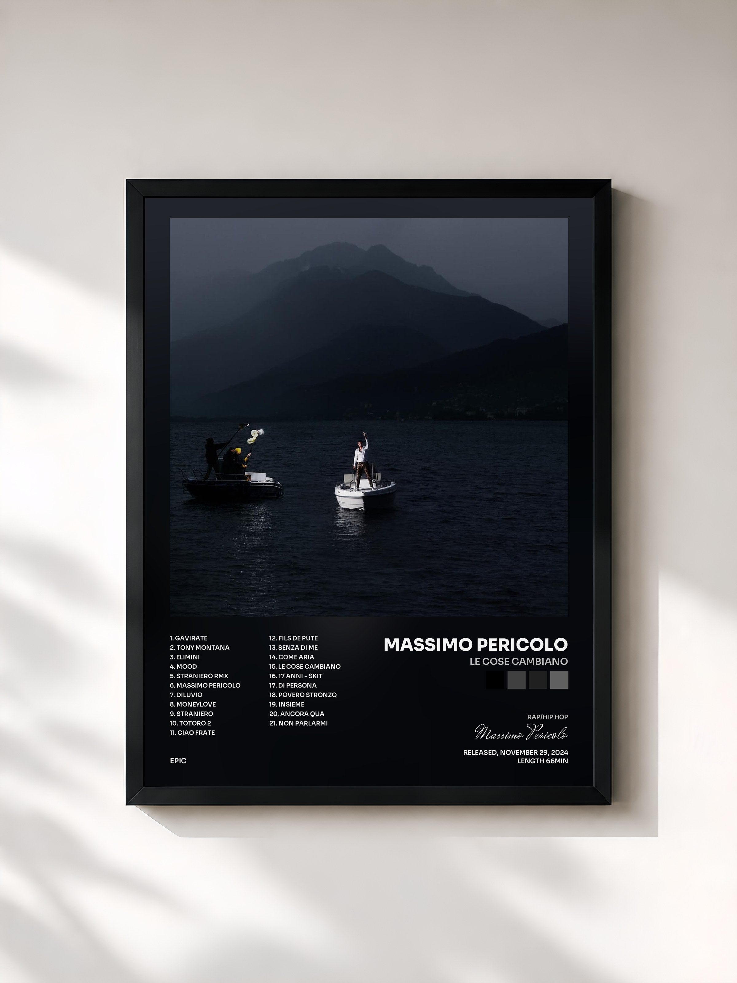 #noir Tableau de l'album Le cose cambiano de Massimo Pericolo, cadre noir, imprimé et encadré en France