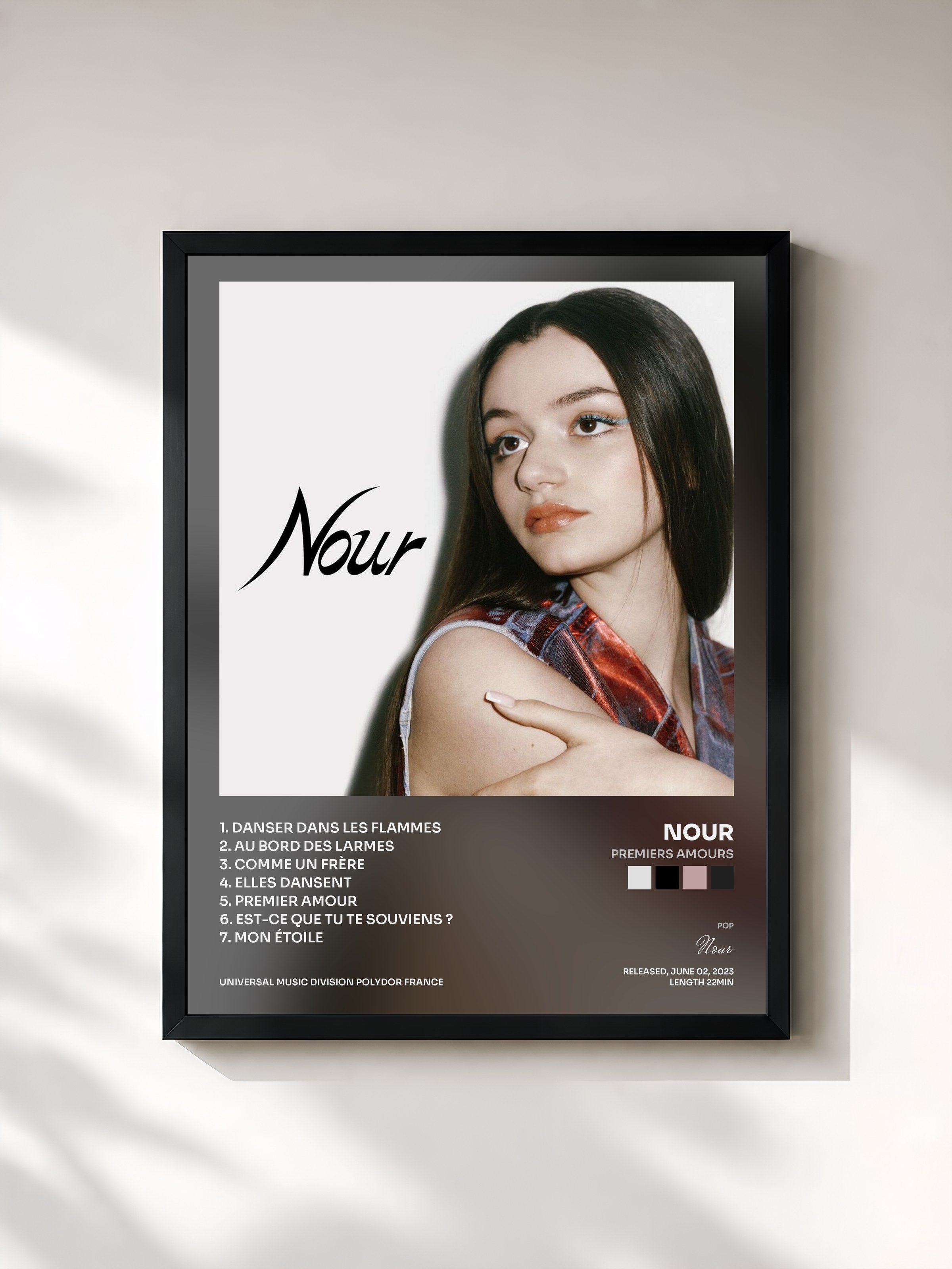 #noir Tableau de l'album Premiers amours de Nour, cadre noir, imprimé et encadré en France