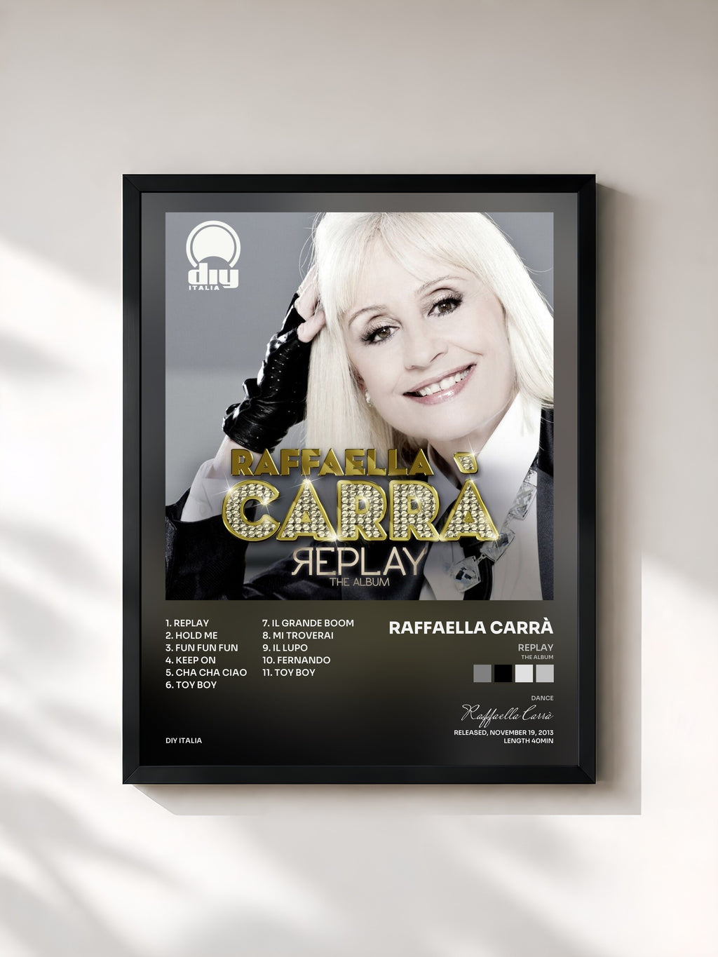 #noir Replay (The Album) von Raffaella Carrà als gerahmter Kunstdruck, schwarzer Rahmen, gedruckt und gerahmt in Frankreich