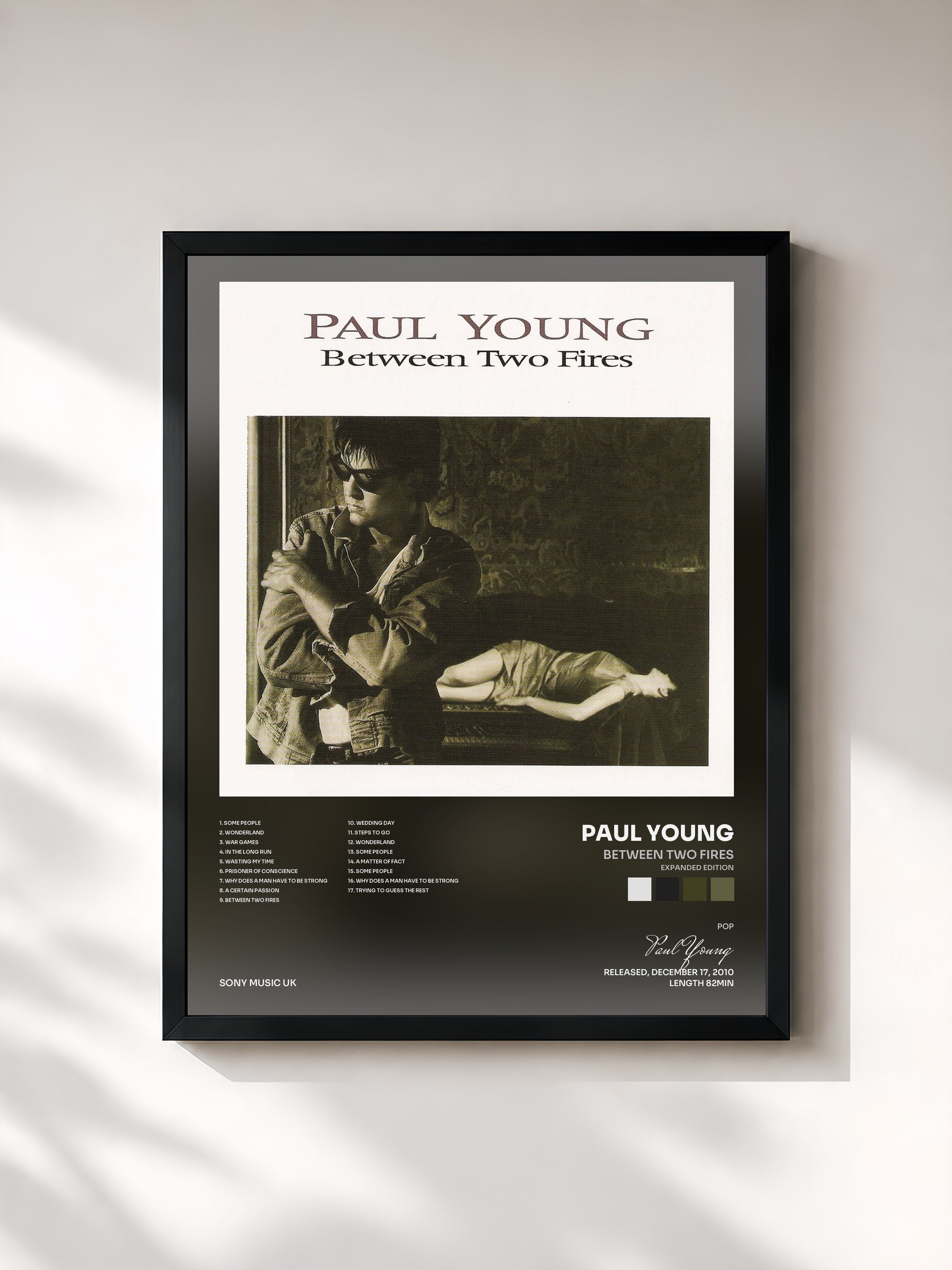 #noir Tableau de l'album Between Two Fires (Expanded Edition) de Paul Young, cadre noir, imprimé et encadré en France